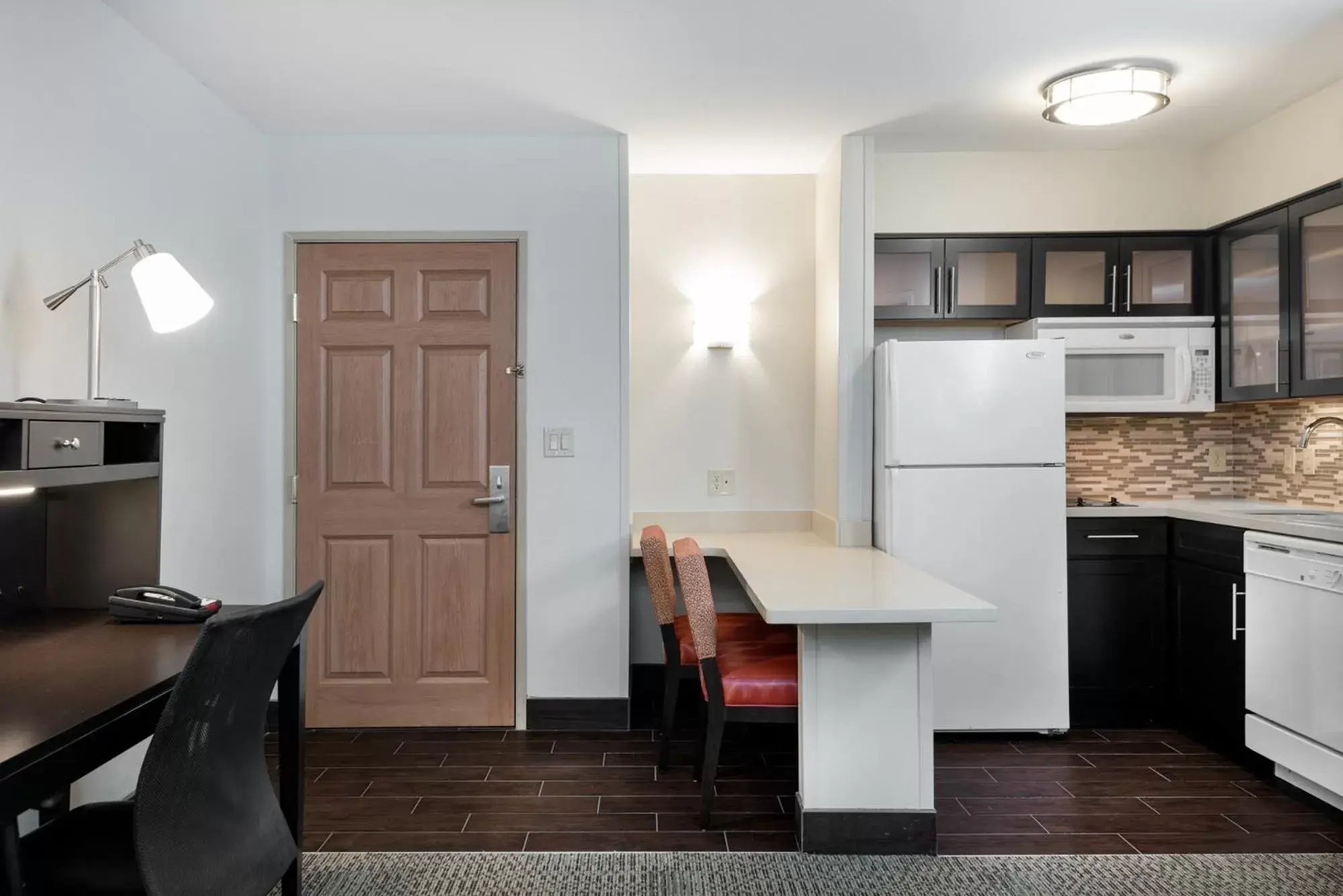 Kitchen or kitchenette, Kitchen/Kitchenette in Staybridge Suites Chantilly Dulles Airport, an IHG Hotel