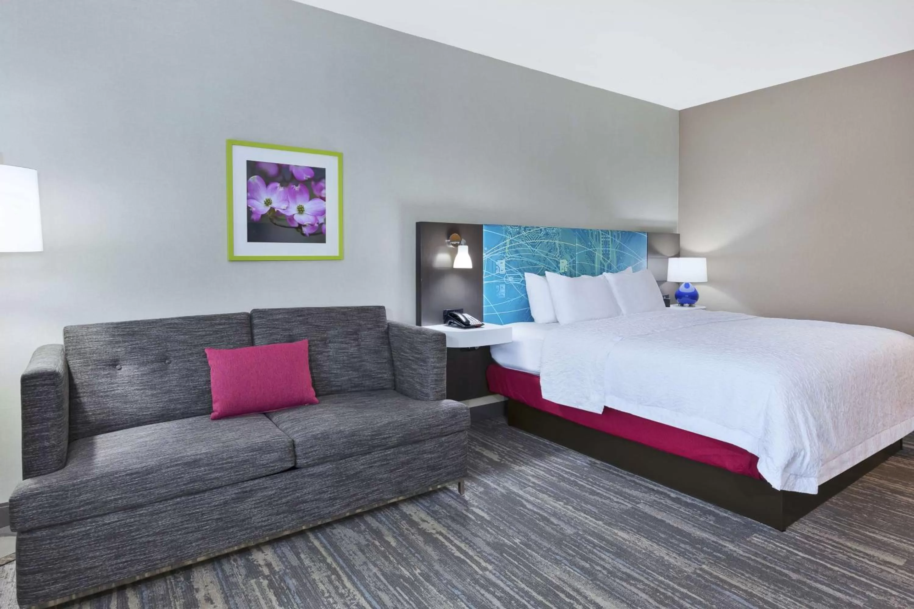 Living room, Bed in Hampton Inn Sedalia