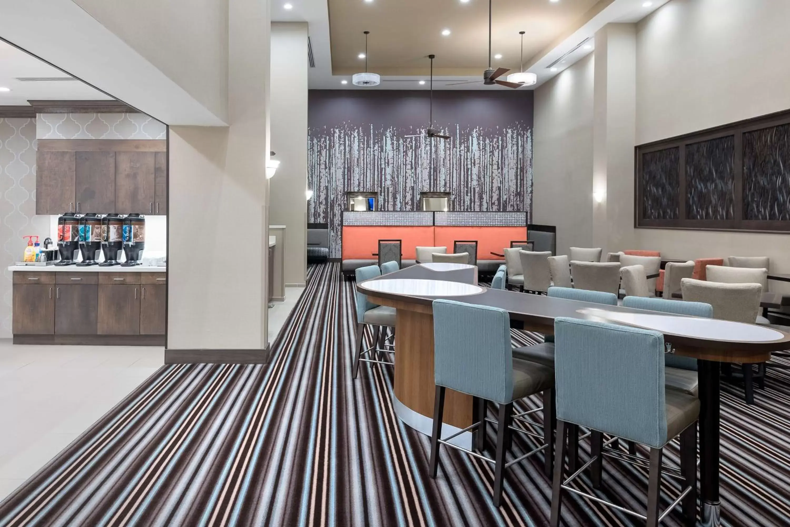 Breakfast, Lounge/Bar in Homewood Suites By Hilton Fayetteville