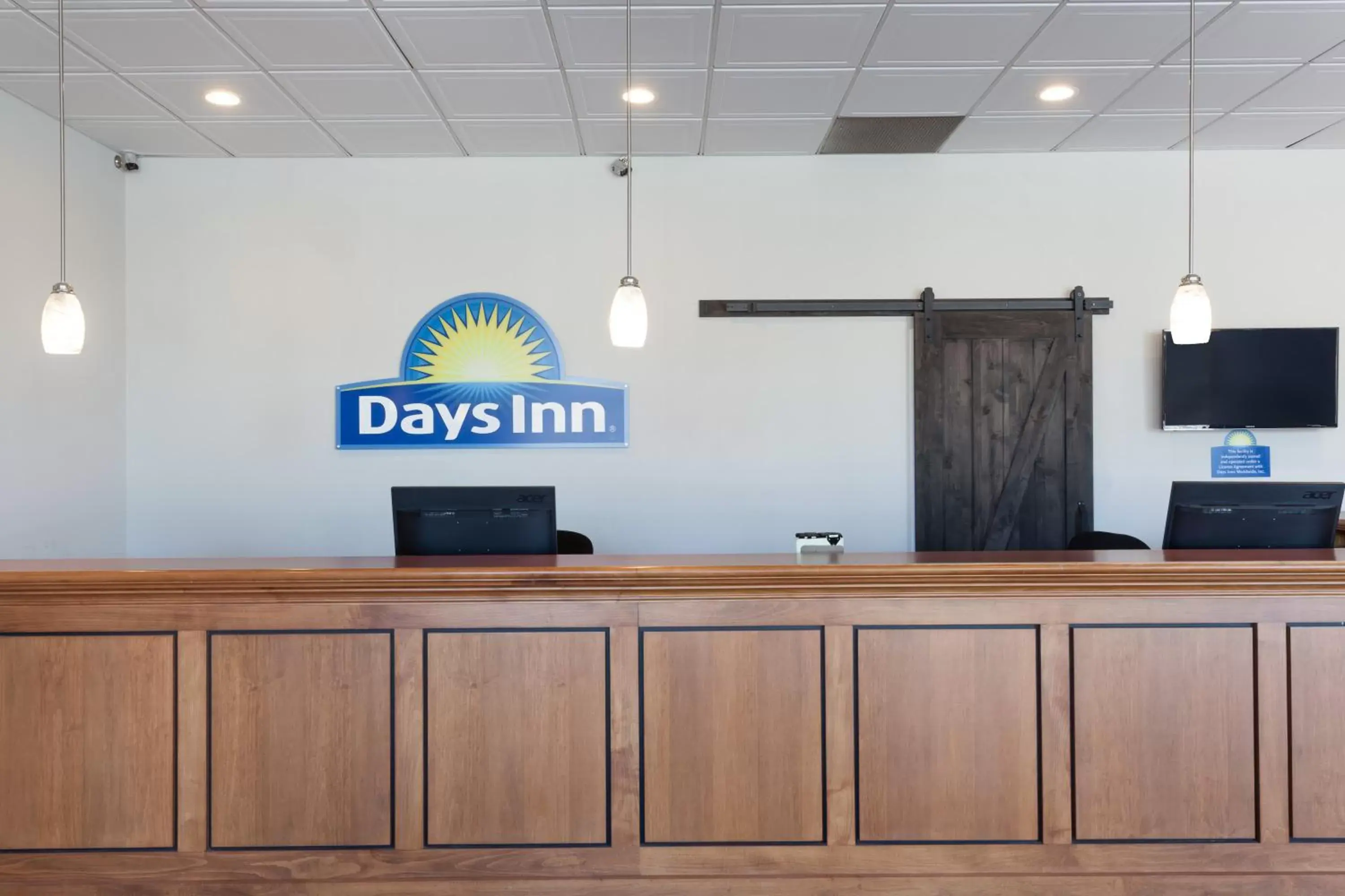 Lobby or reception, Lobby/Reception in Days Inn & Suites by Wyndham Lancaster Amish Country