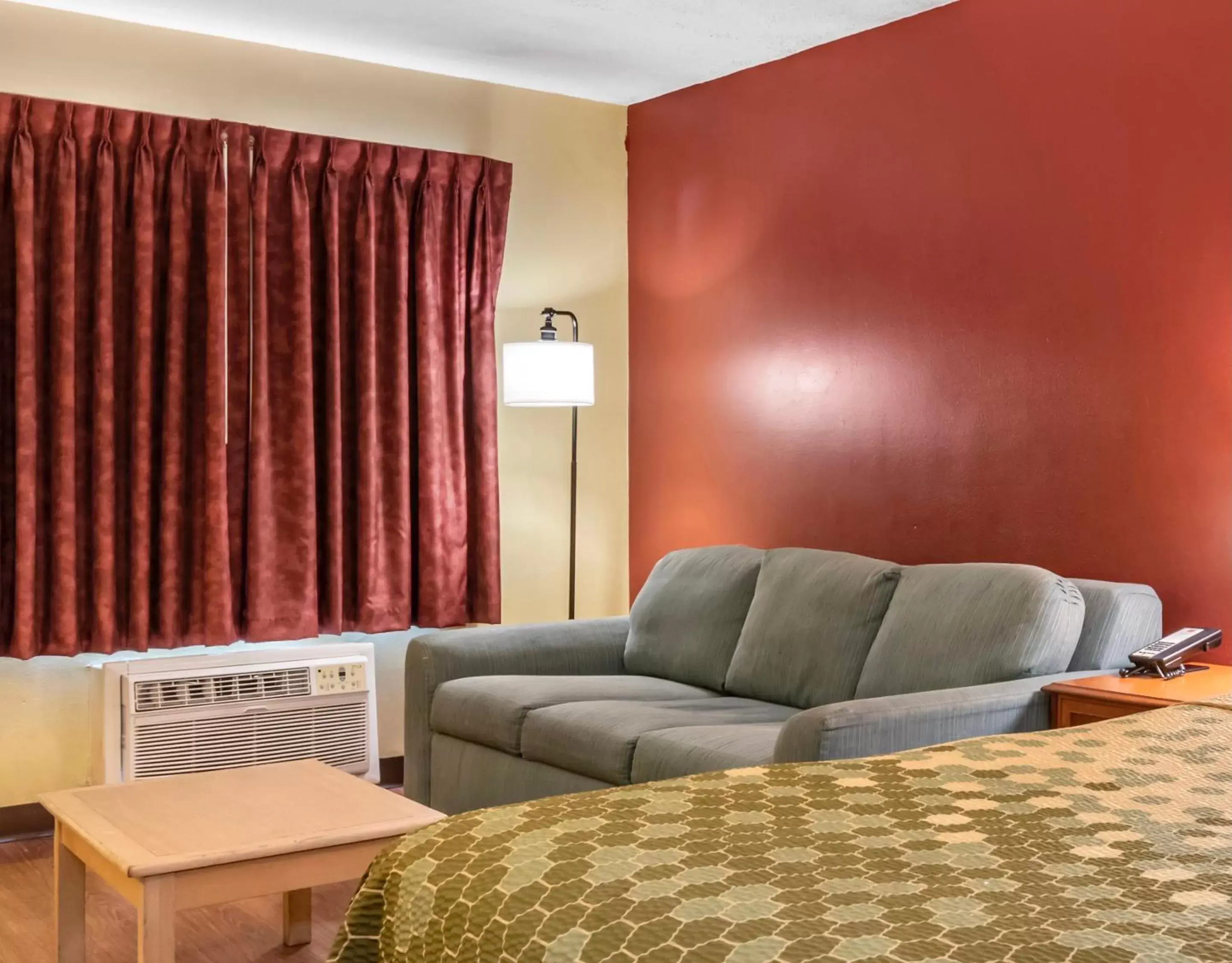 Seating area, Bed in Econo Lodge Inn & Suites Maingate Central