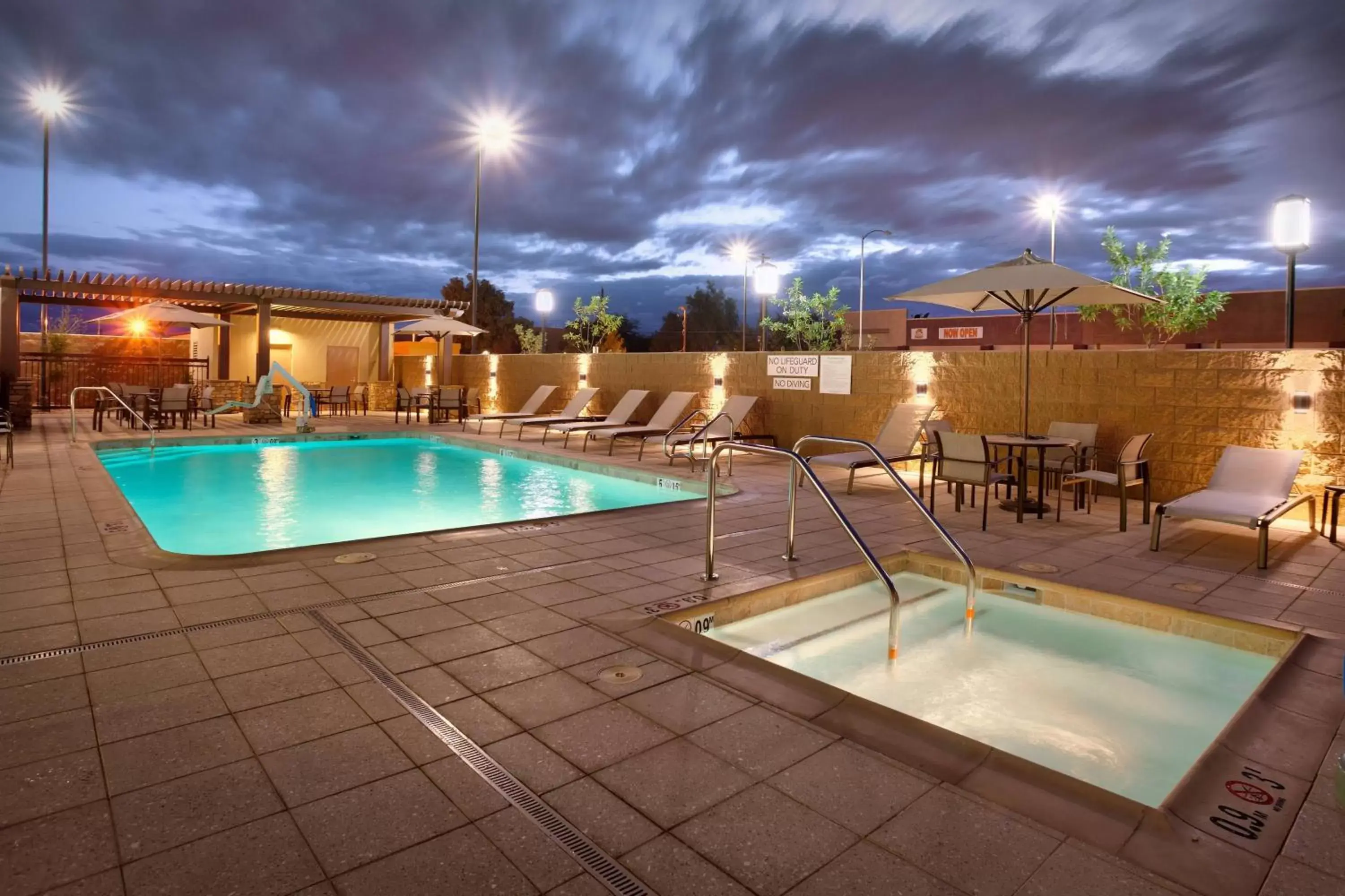 Swimming Pool in Courtyard by Marriott Phoenix Mesa Gateway Airport