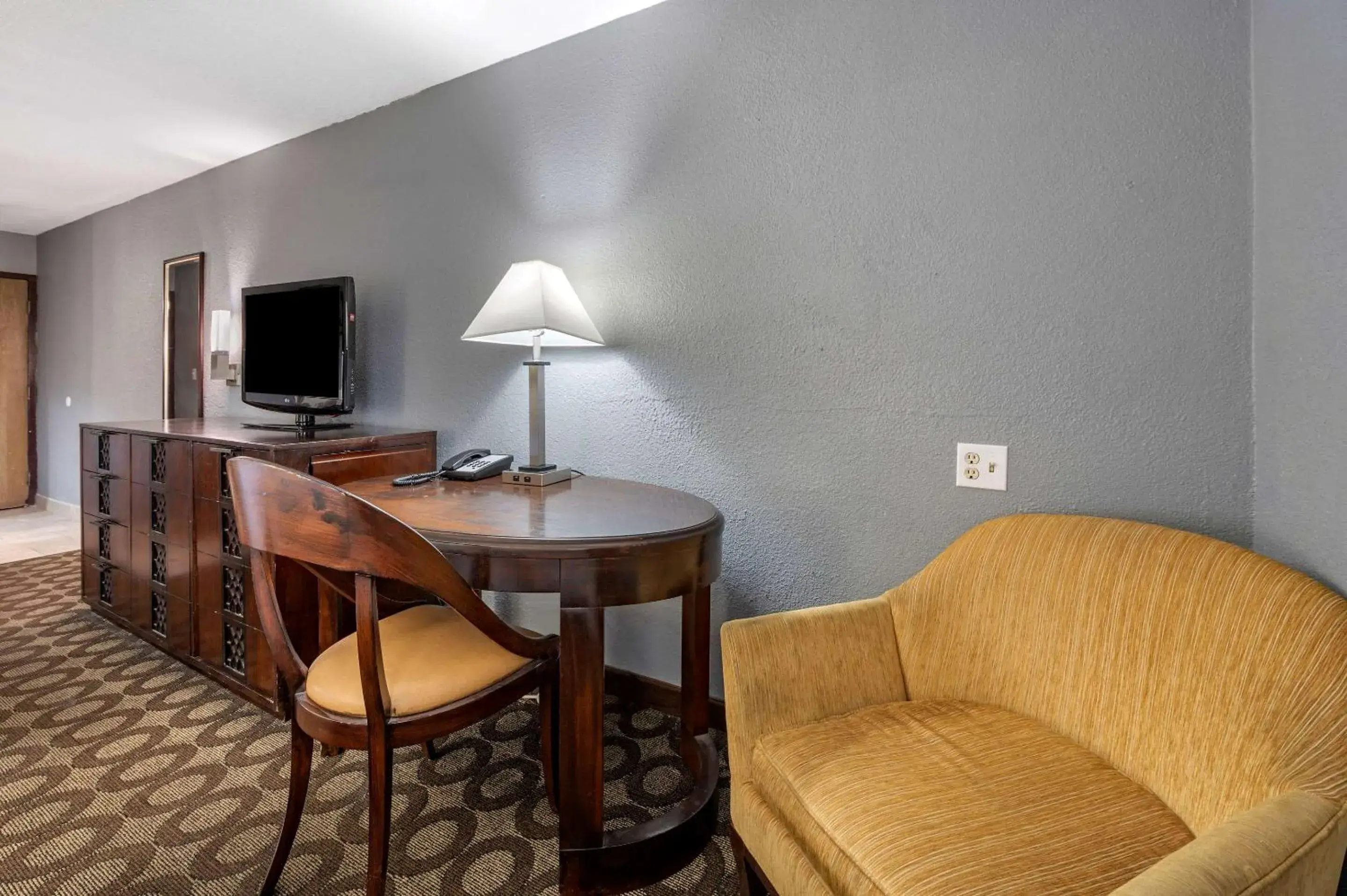 Bedroom, Seating Area in Suburban Studios Lafayette