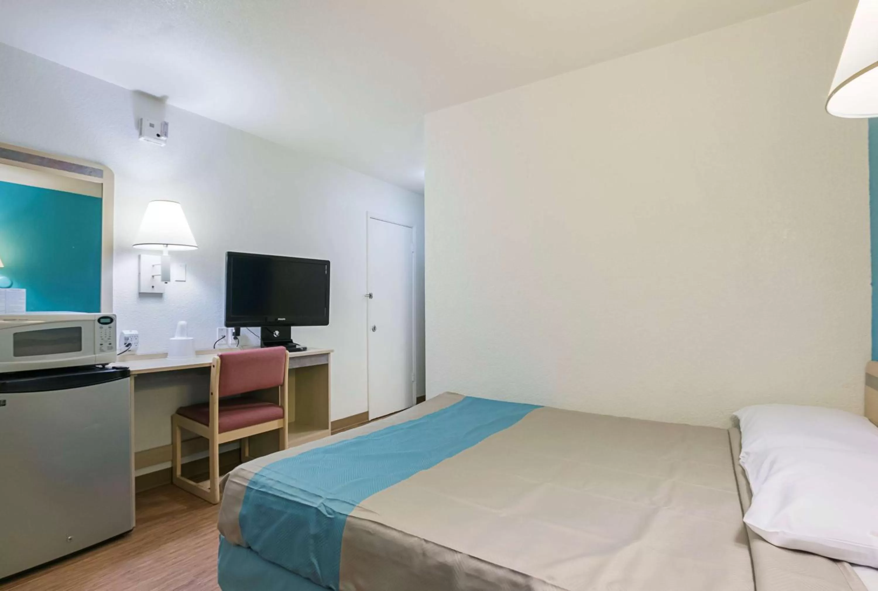 TV and multimedia, Bed in Motel 6-Rochester, MN