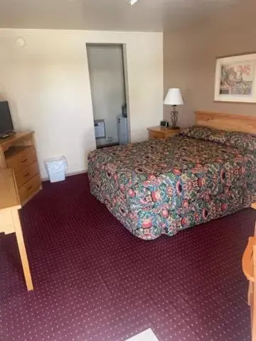 Photo of the whole room, Bed in Artesia Inn- No Service Fees