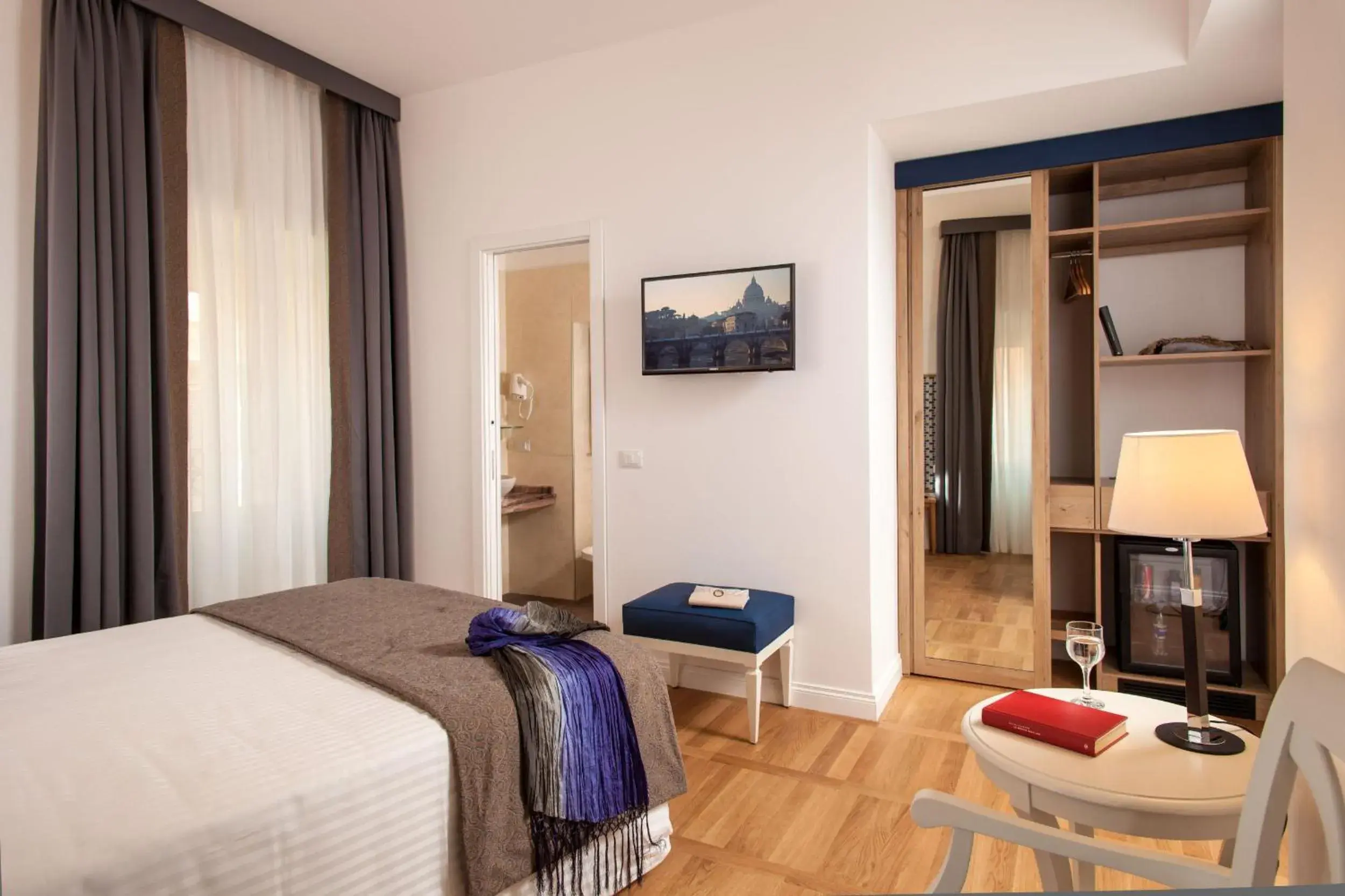 Superior Double Room in Floris Hotel Superior Double Room in Floris Hotel