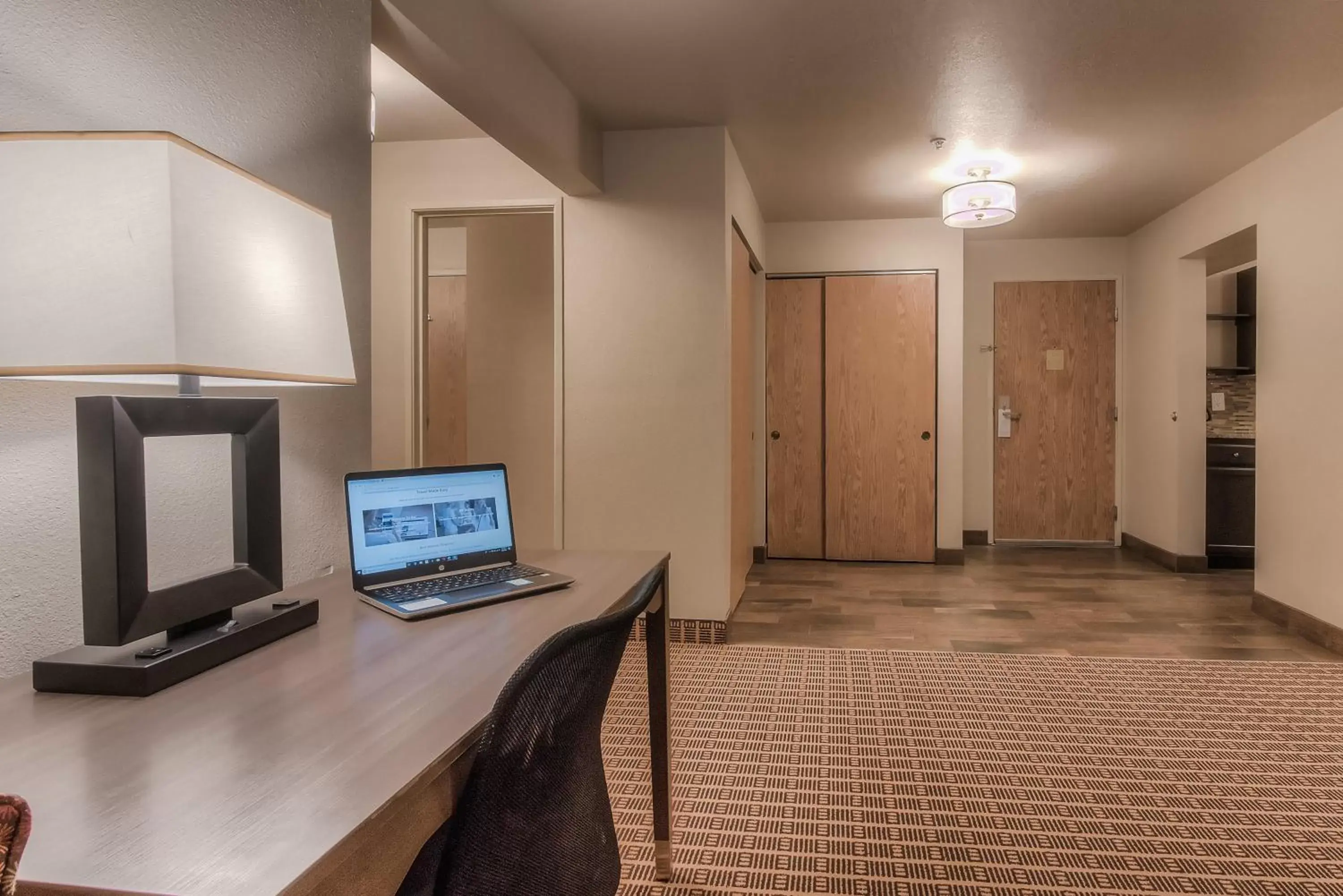 Seating area, TV/Entertainment Center in Best Western Plus Yakima Hotel