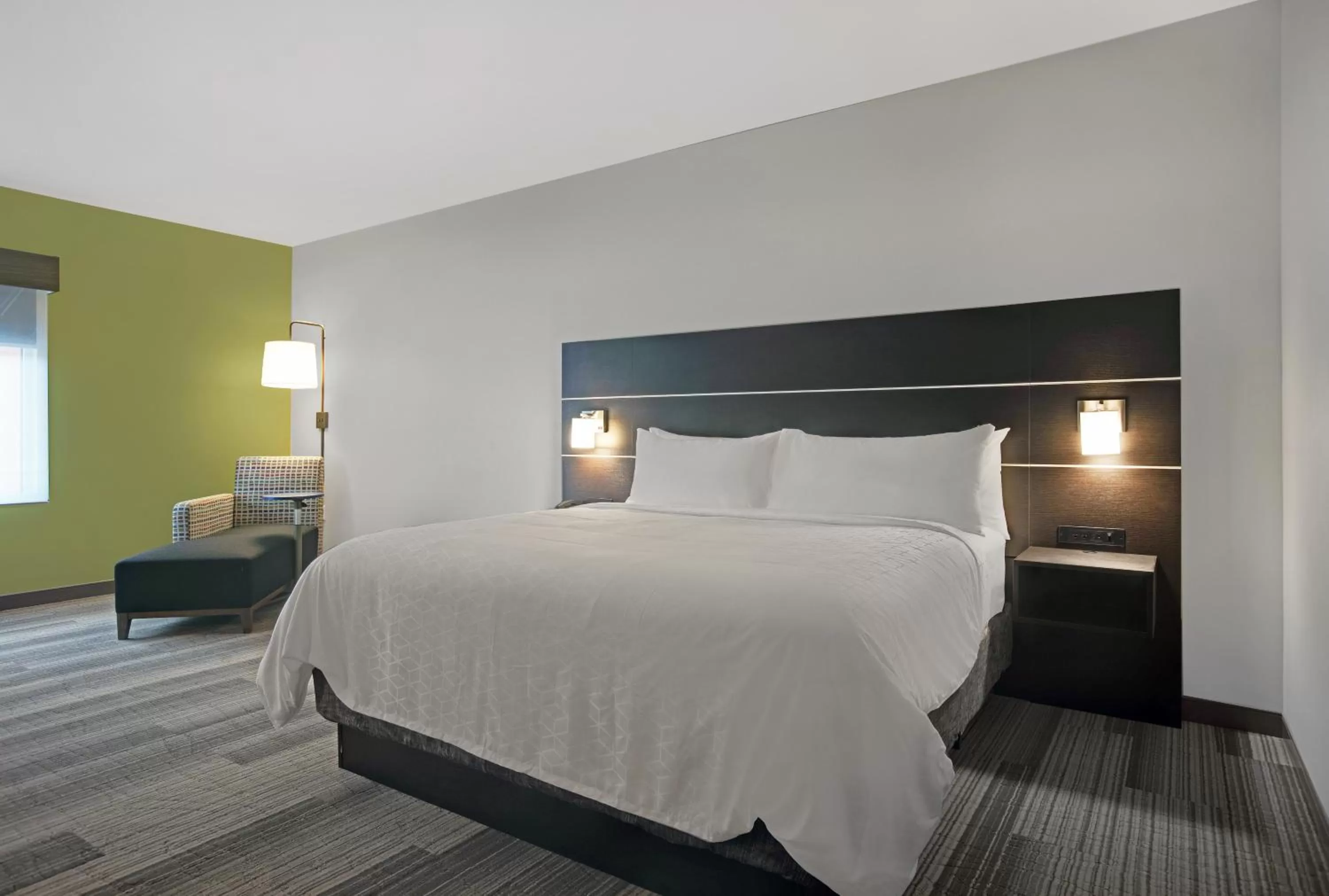 Photo of the whole room, Bed in Holiday Inn Express - Milwaukee Downtown by IHG