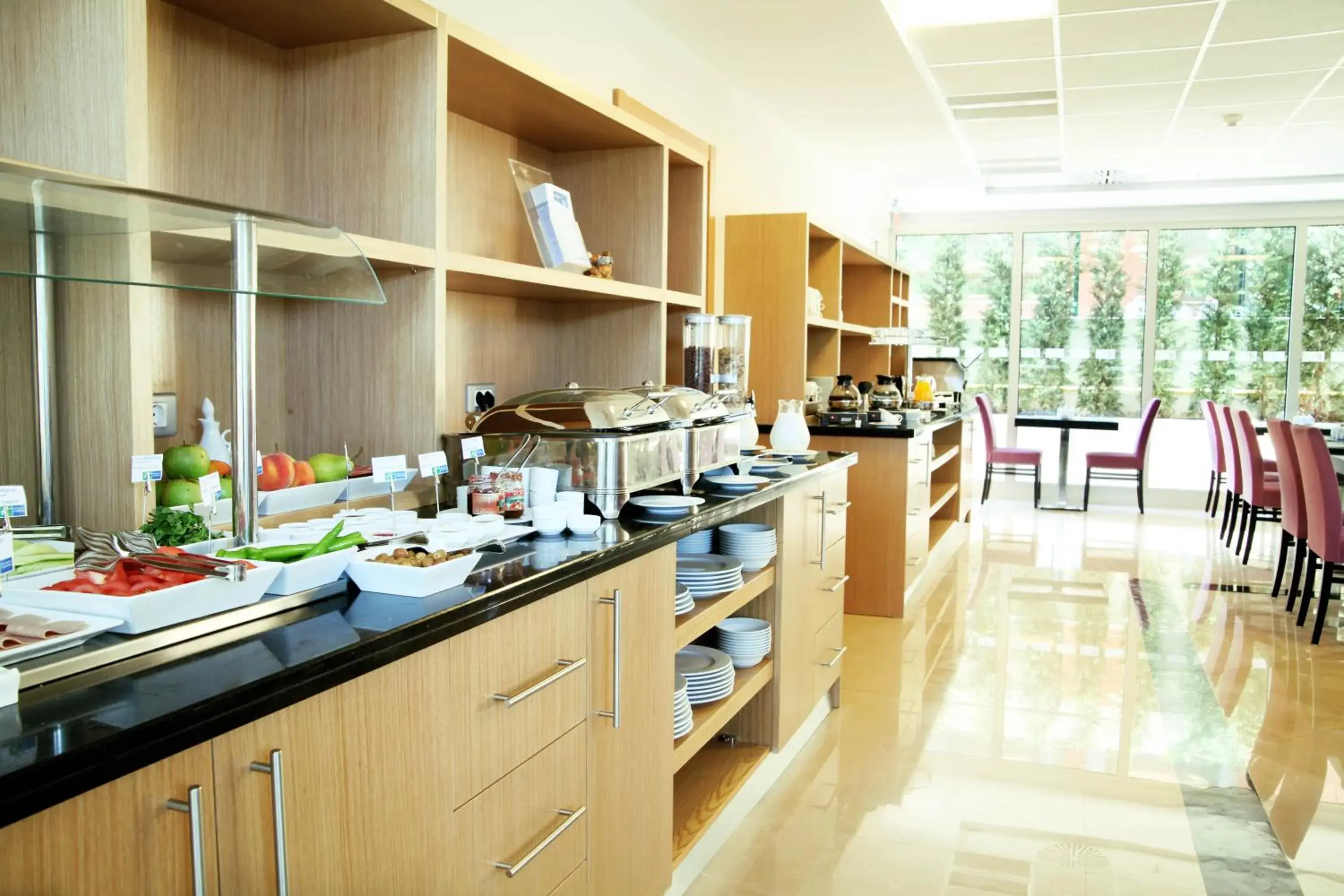 Breakfast, Kitchen/Kitchenette in Holiday Inn Express Istanbul-Altunizade