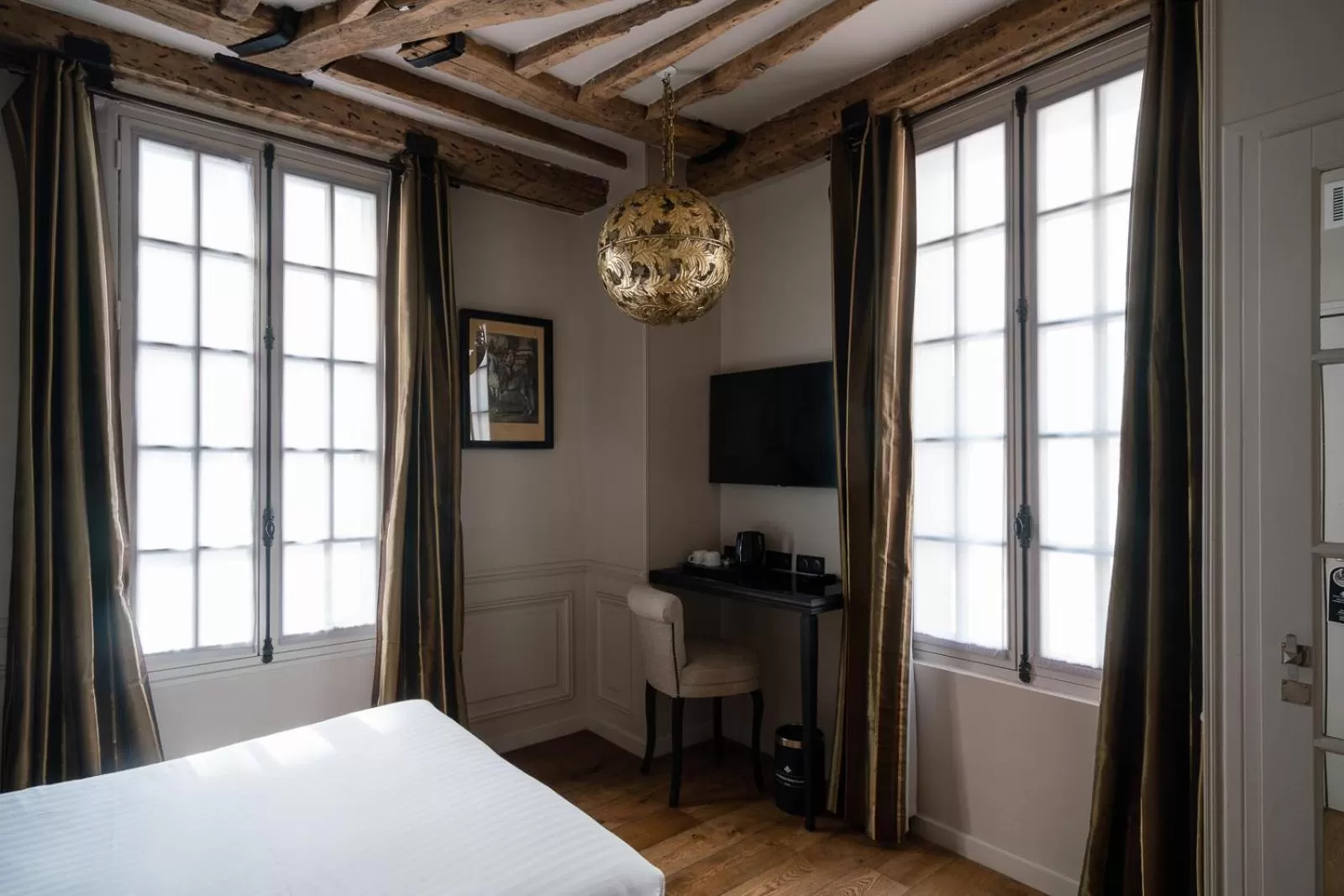 TV and multimedia, Bed in Hotel Saint-Louis en L'Isle - Notre-Dame