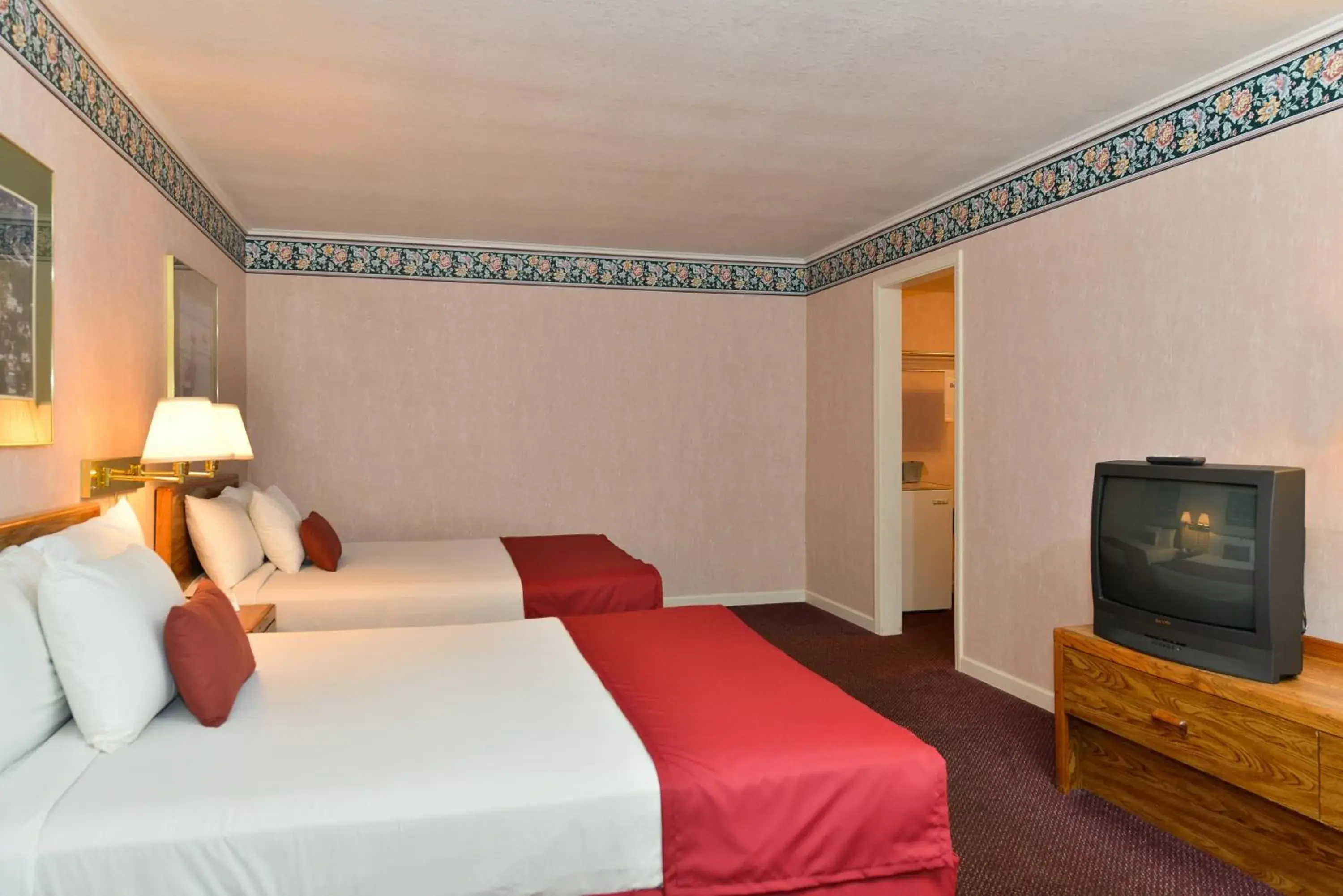 Bedroom, Bed in Americas Best Value Inn Mackinaw City