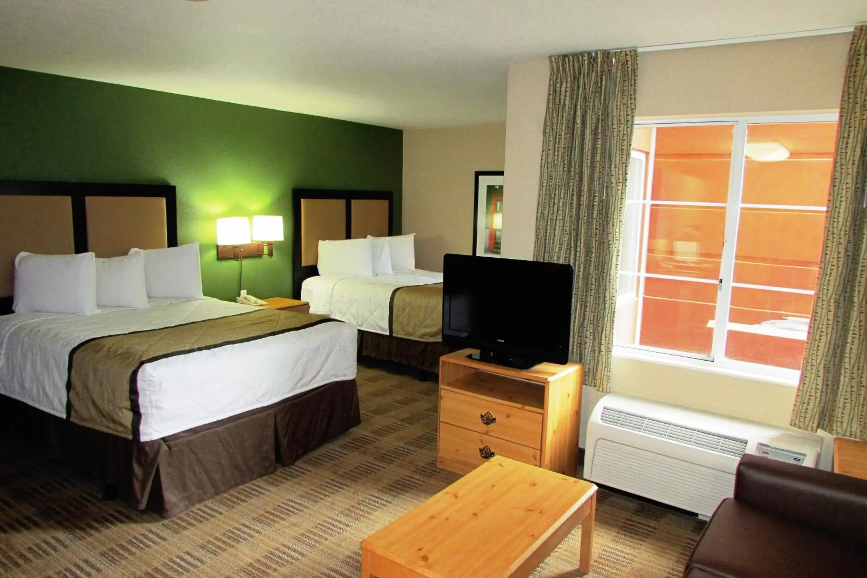 Bed, TV/Entertainment Center in Extended Stay America Suites - Seattle - Bothell - Canyon Park