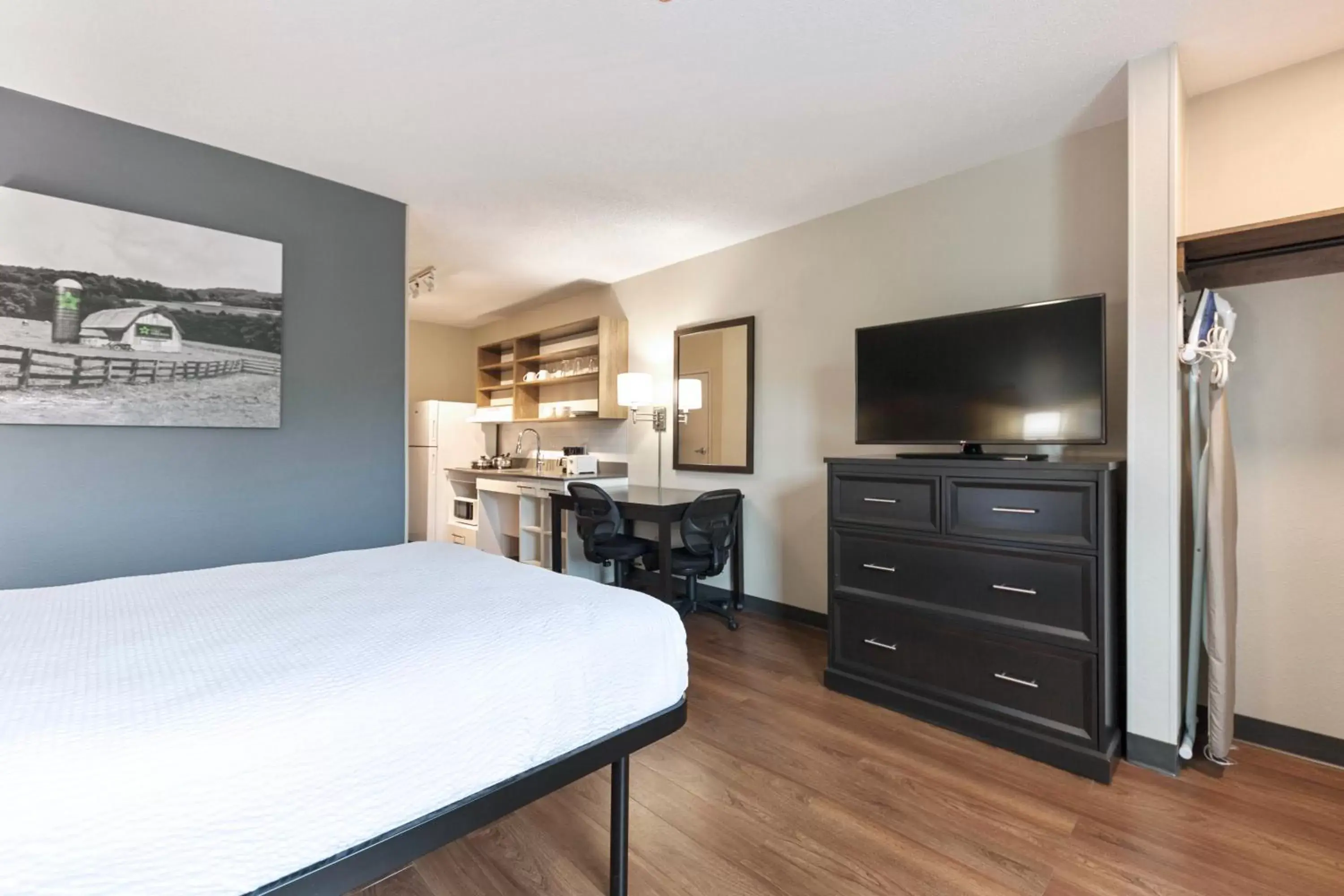 Bed, TV/Entertainment Center in Extended Stay America Premier Suites - Nashville - Vanderbilt