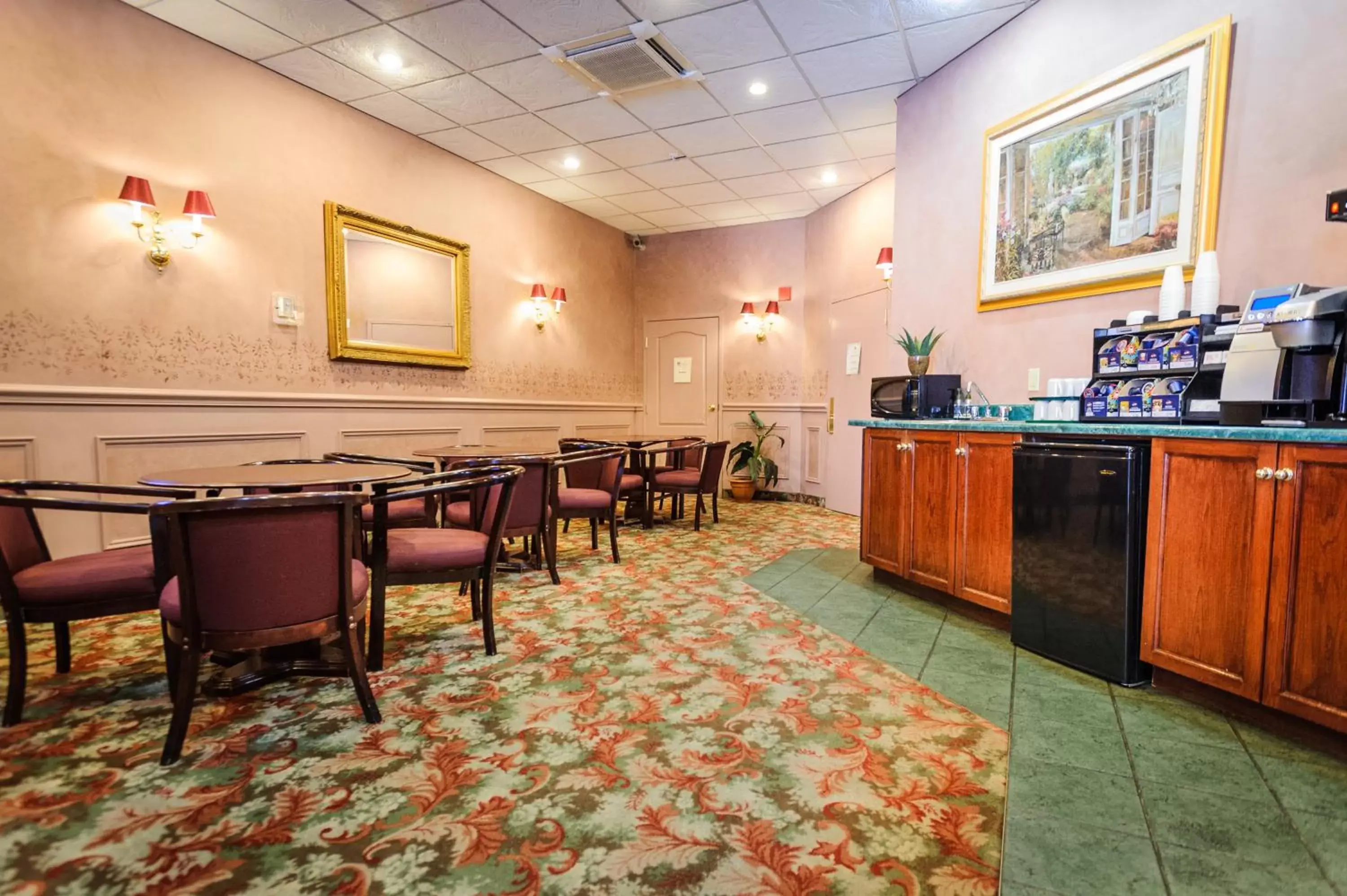 Coffee/tea facilities, Lobby/Reception in Peterborough Inn and Suites Hotel