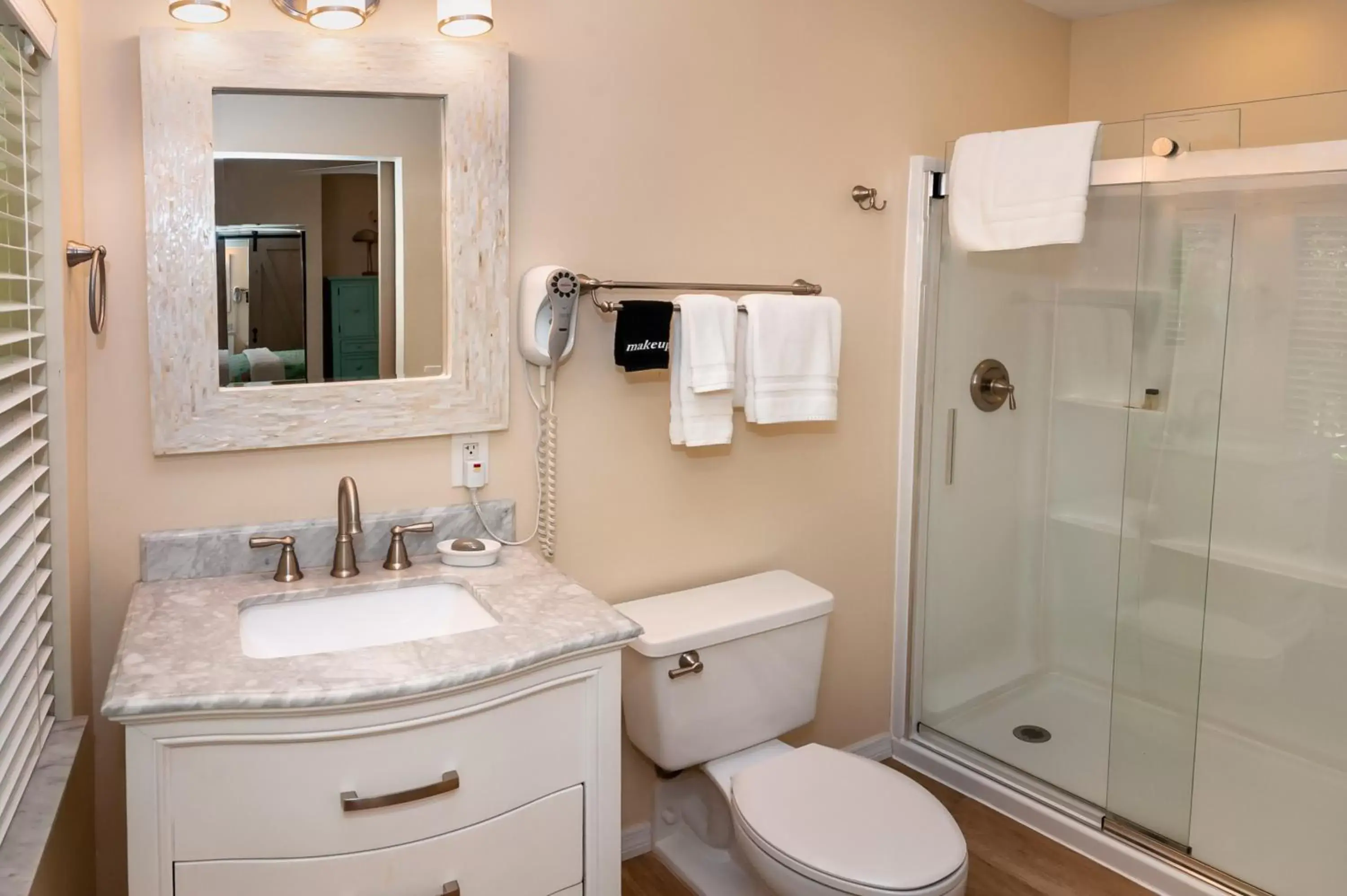 Toilet, Bathroom in Cedar Cove Resort & Cottages