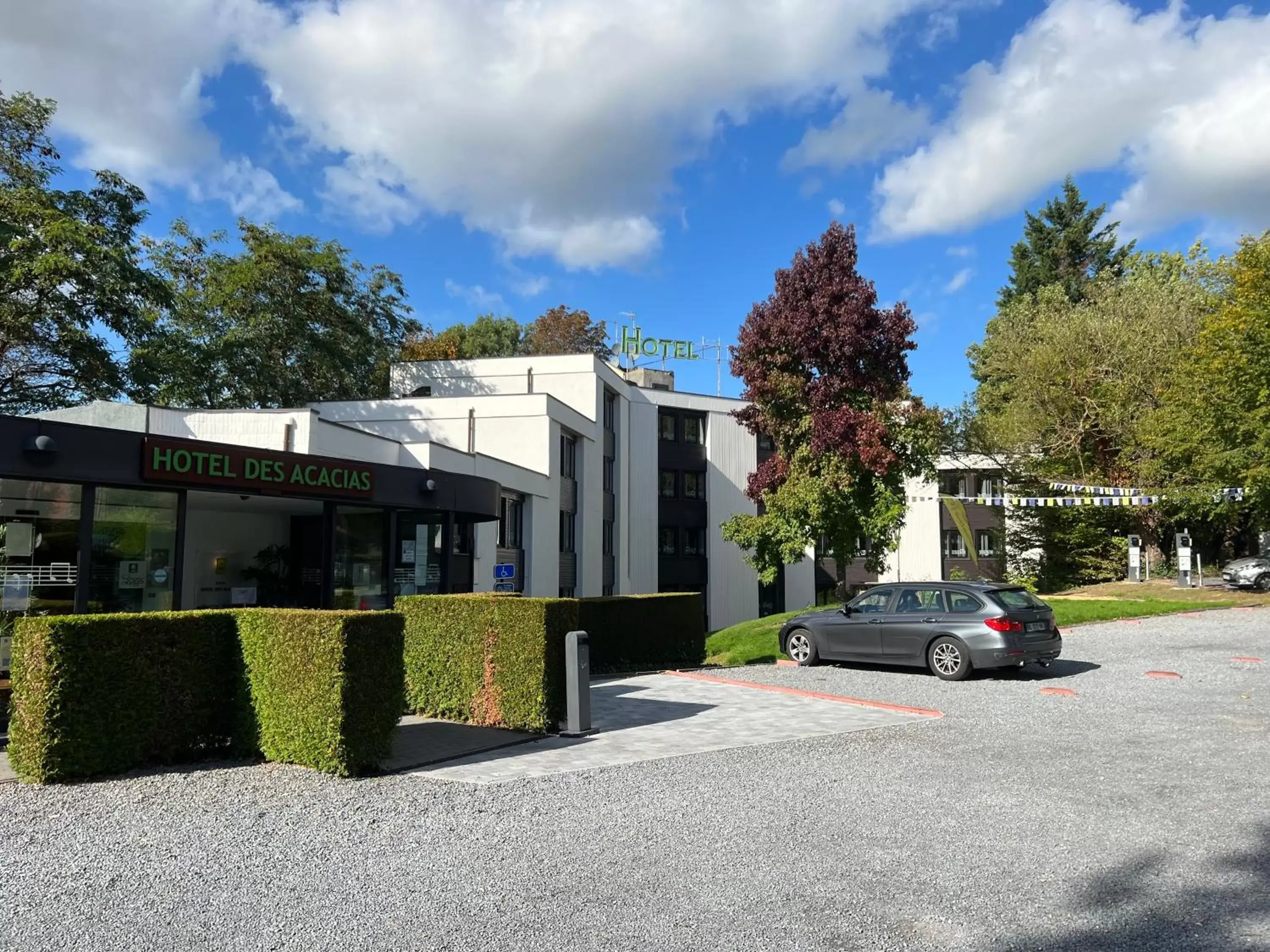 Facade/entrance, Property Building in Logis Hôtel Restaurant Des Acacias Lille Tourcoing