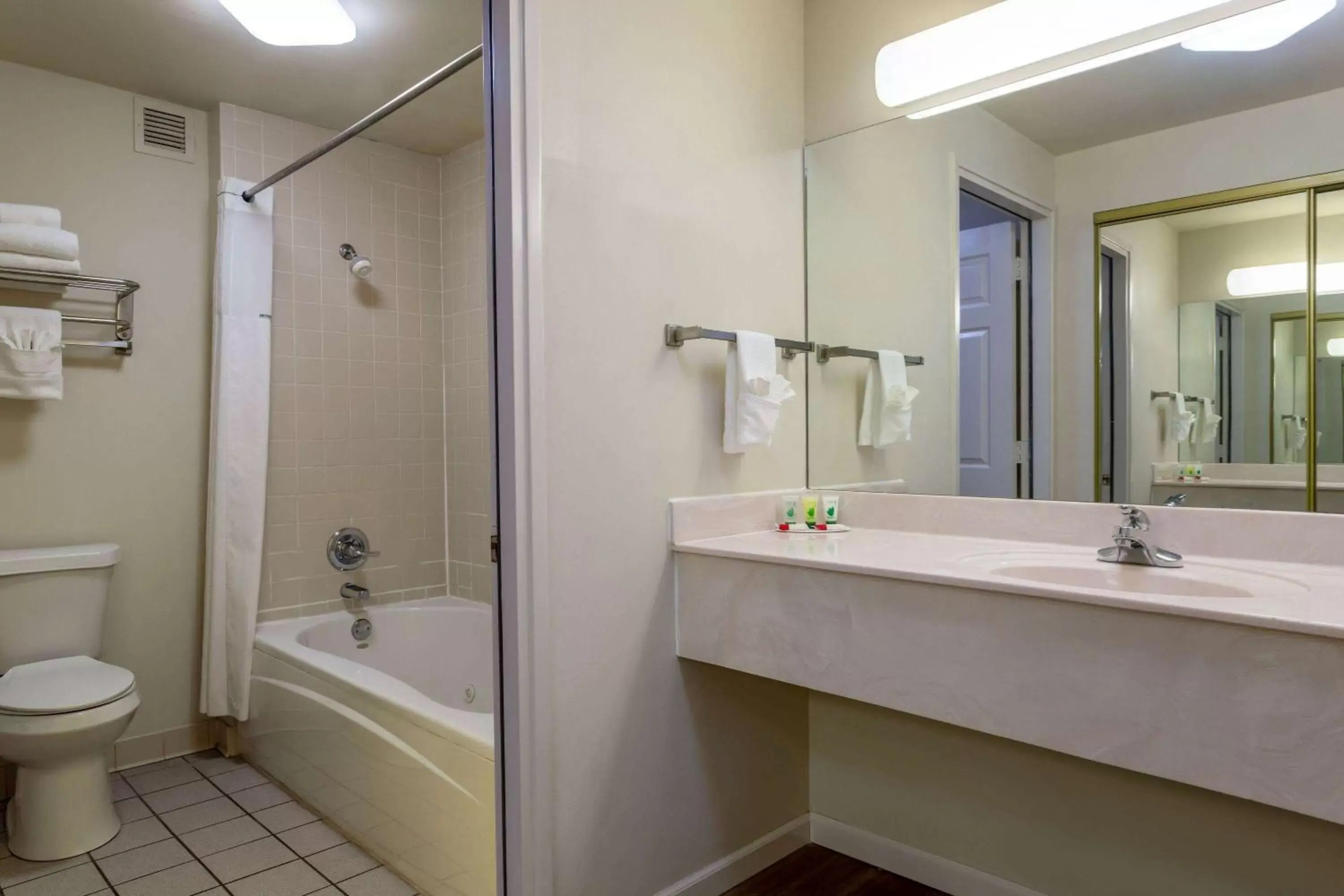 TV and multimedia, Bathroom in Days Inn by Wyndham Mountain Home