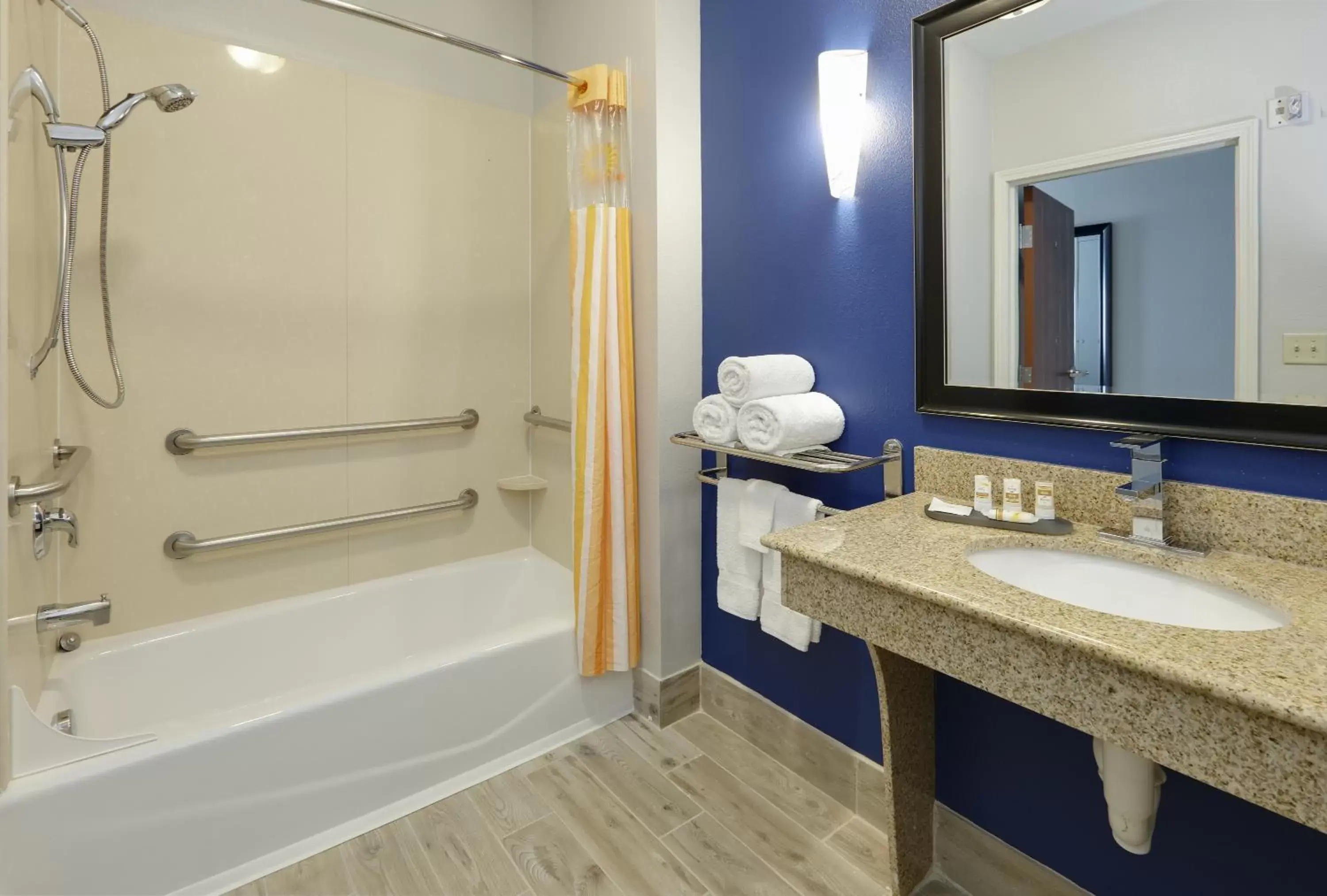 1 King, Deluxe Mobility/Hearing Accessible Room, Bathtub w/ Grab Bars, Non-Smoking in La Quinta by Wyndham Denton - University Drive 1 King, Deluxe Mobility/Hearing Accessible Room, Bathtub w/ Grab Bars, Non-Smoking in La Quinta by Wyndham Denton - University Drive