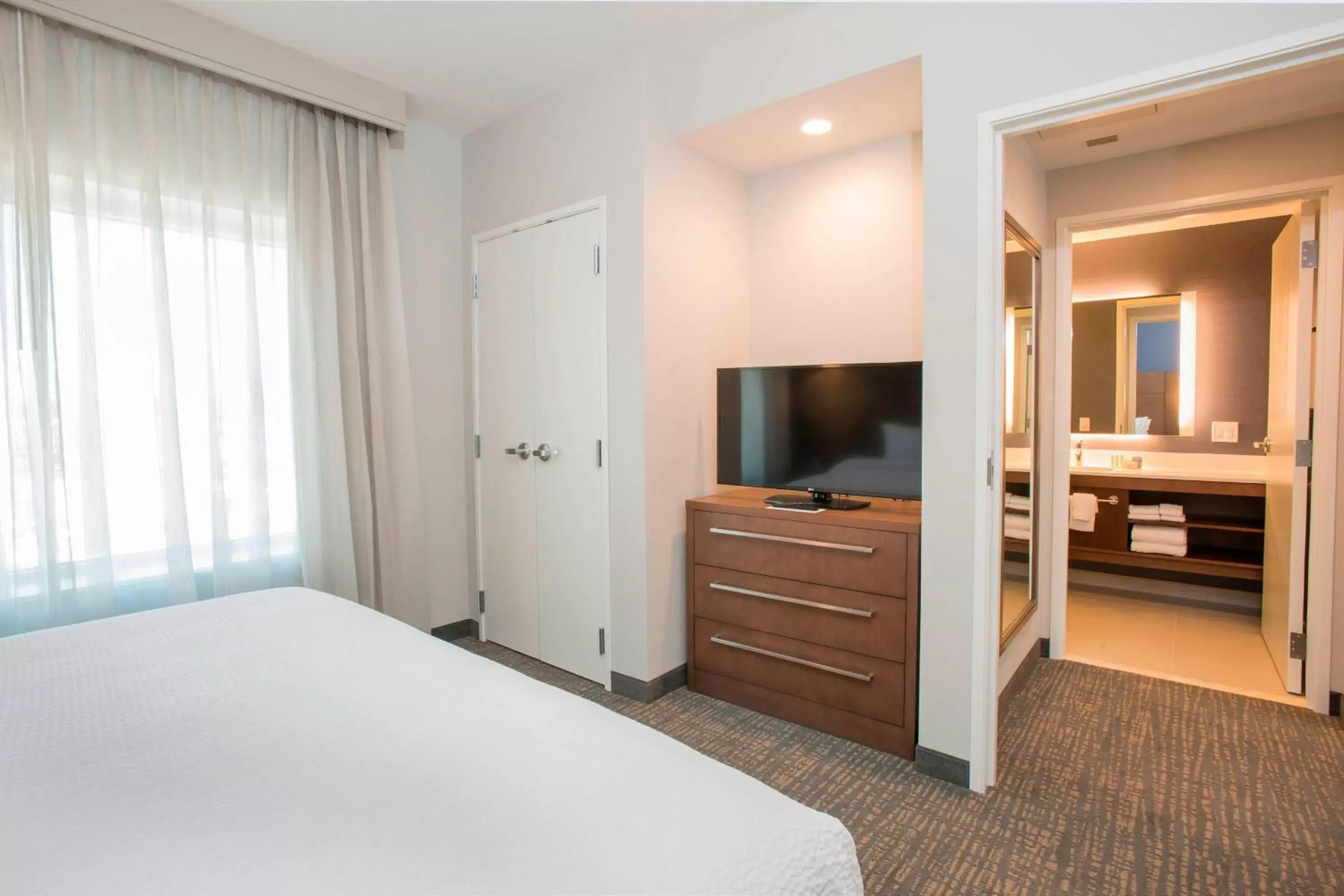 Bedroom, TV/Entertainment Center in Residence Inn by Marriott Cincinnati Midtown/Rookwood