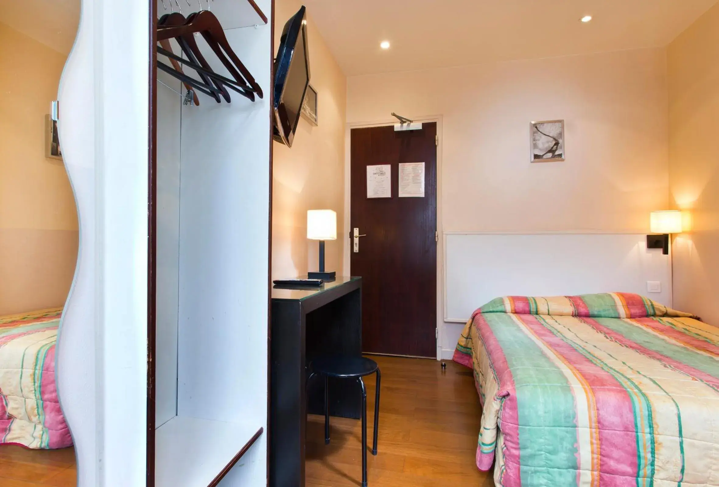 Photo of the whole room, Bed in Hipotel Paris Gare du Nord Merryl
