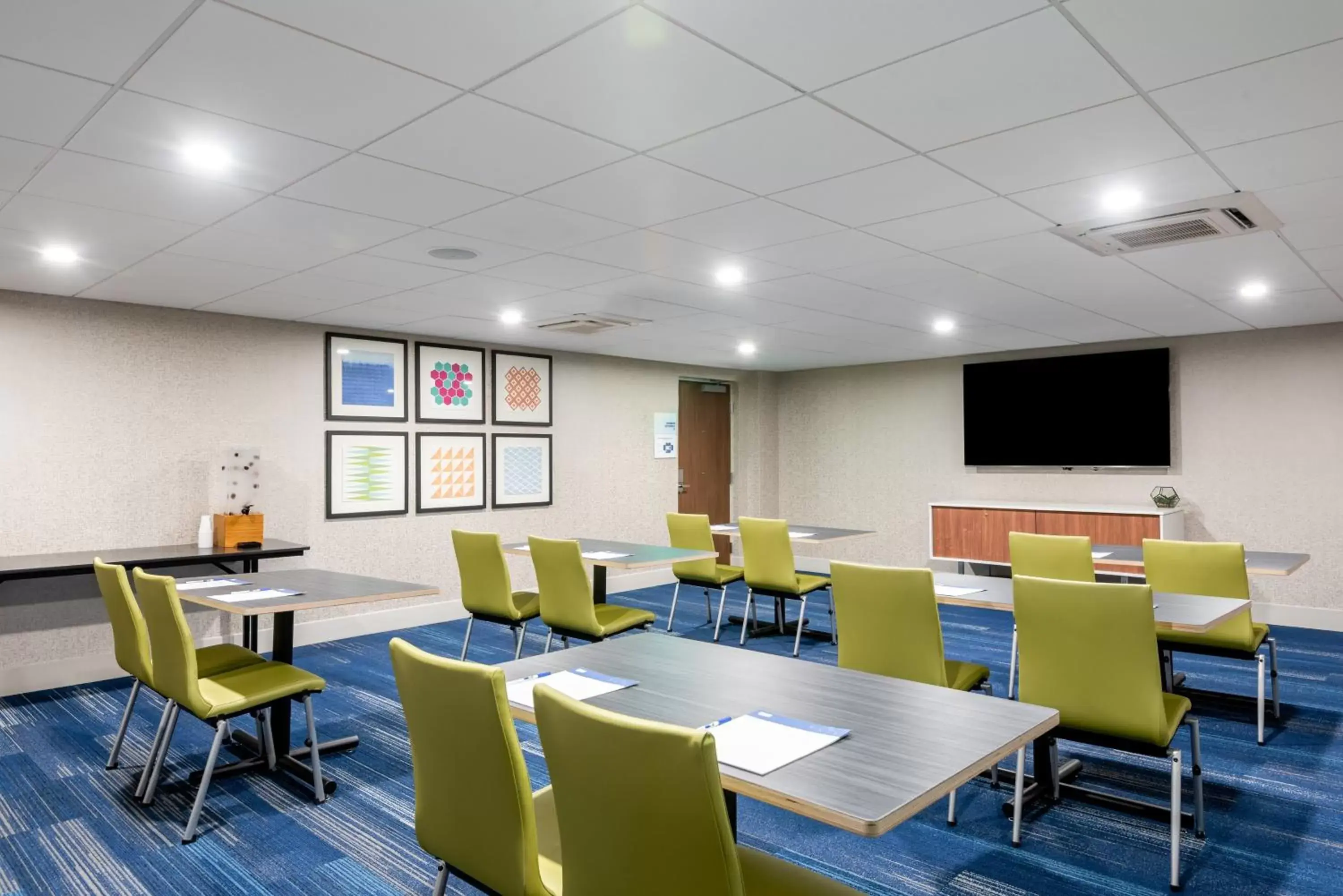 Meeting/conference room, Restaurant/Places to Eat in Holiday Inn Express & Suites Santa Ana - Orange County, an IHG Hotel