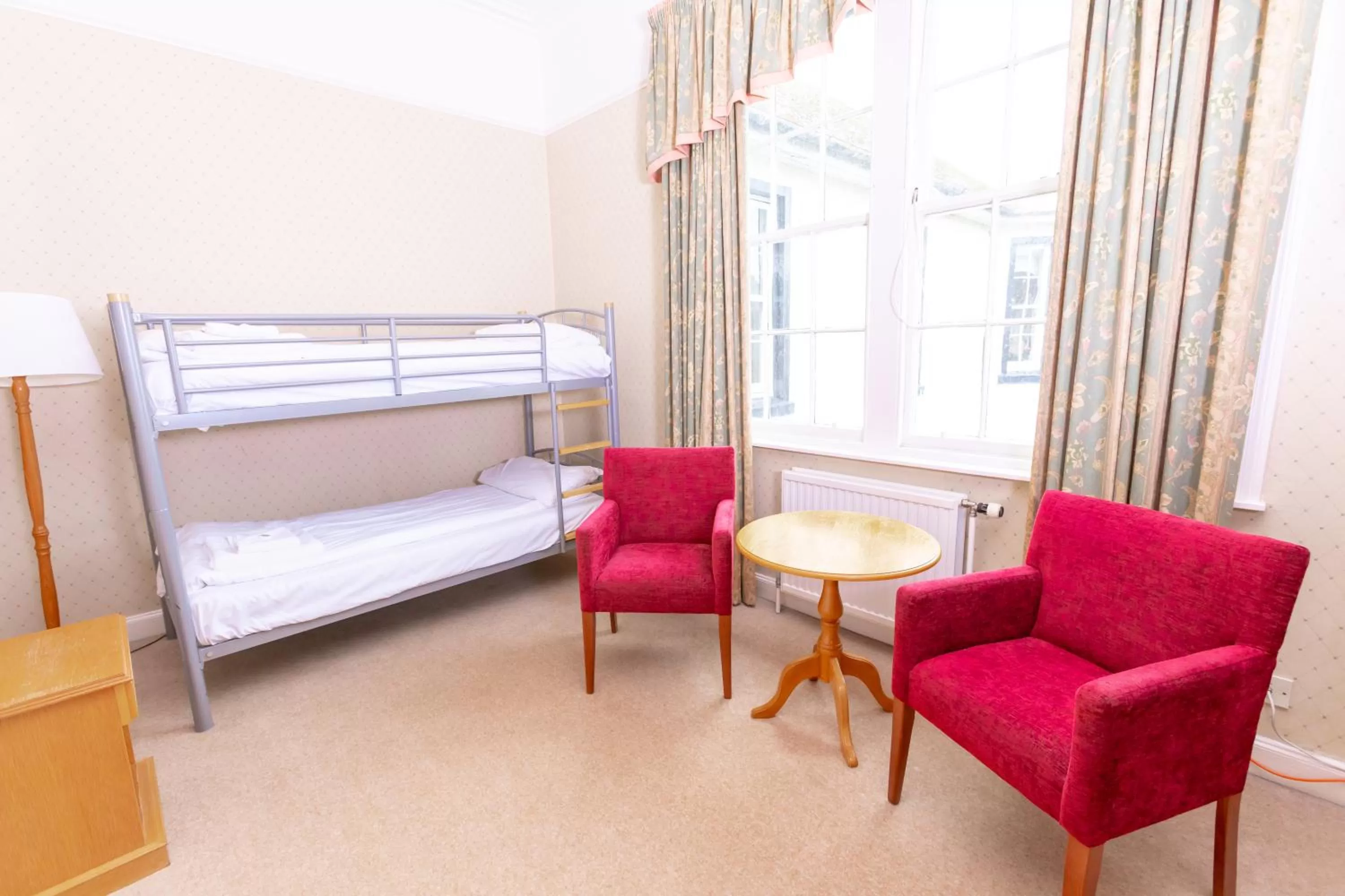 bunk bed, Bed in Green Hotel