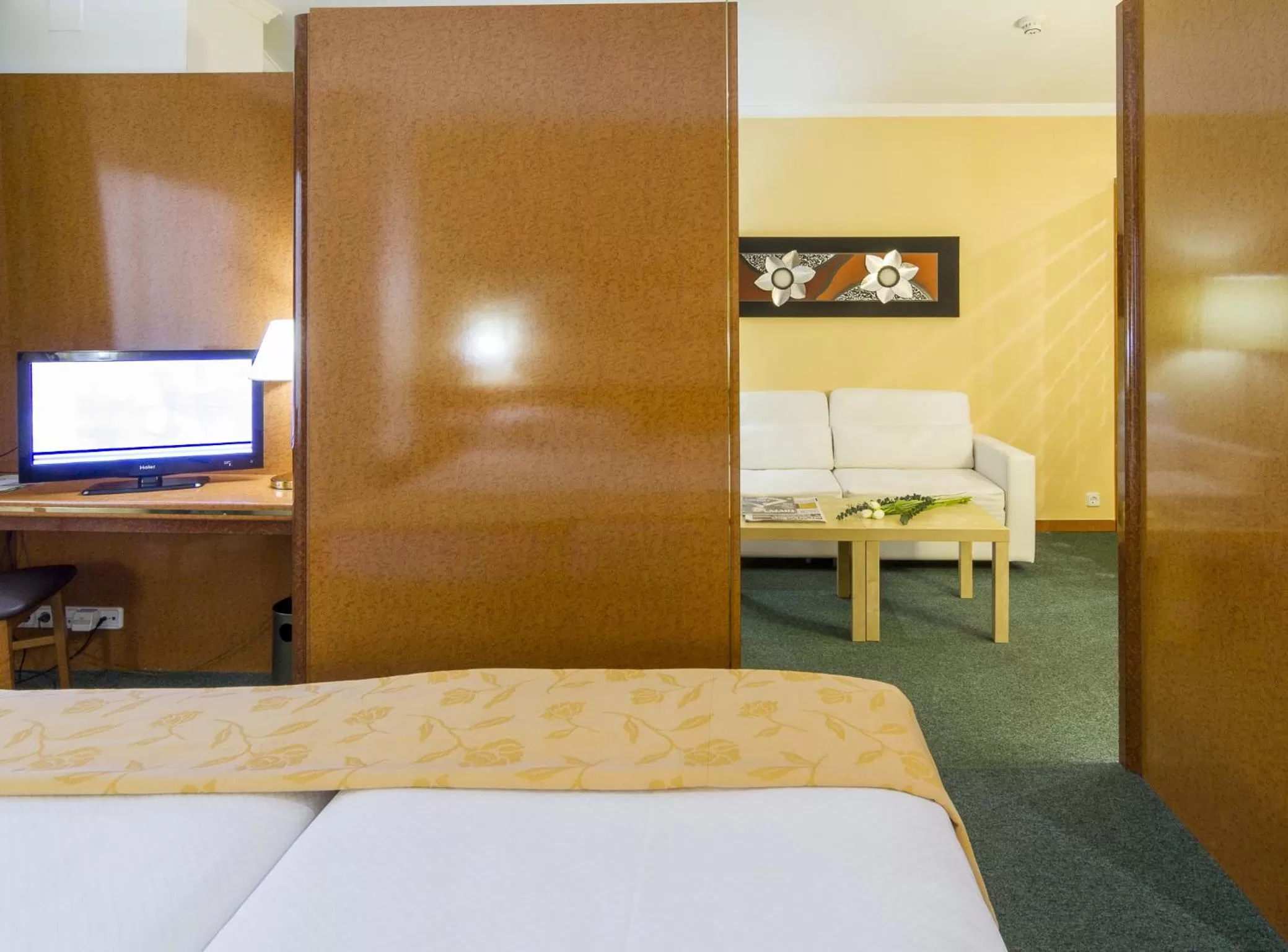 Decorative detail, Bed in Acacia Suite