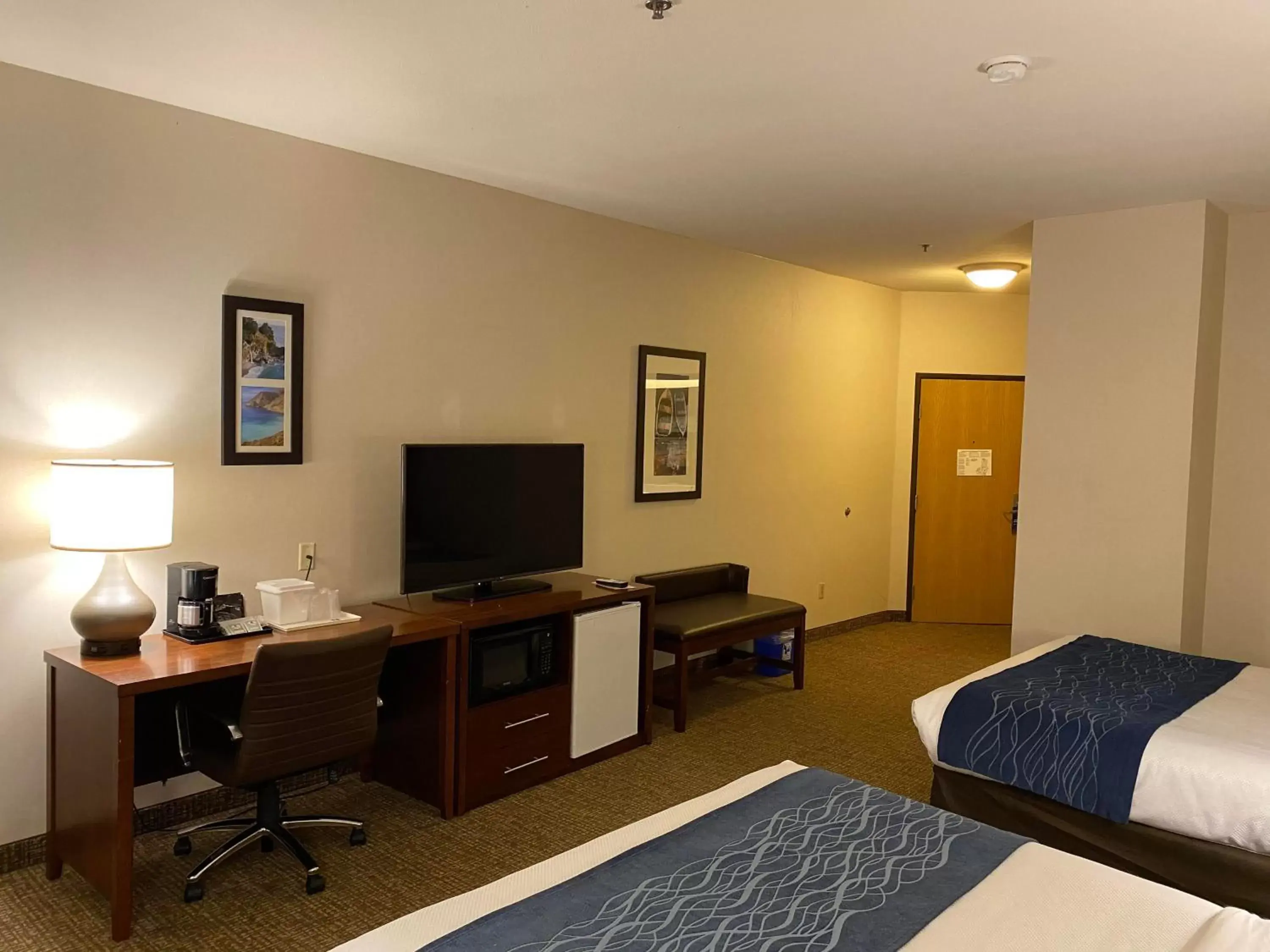 Communal lounge/ TV room, TV/Entertainment Center in Comfort Inn Marina on the Monterey Bay