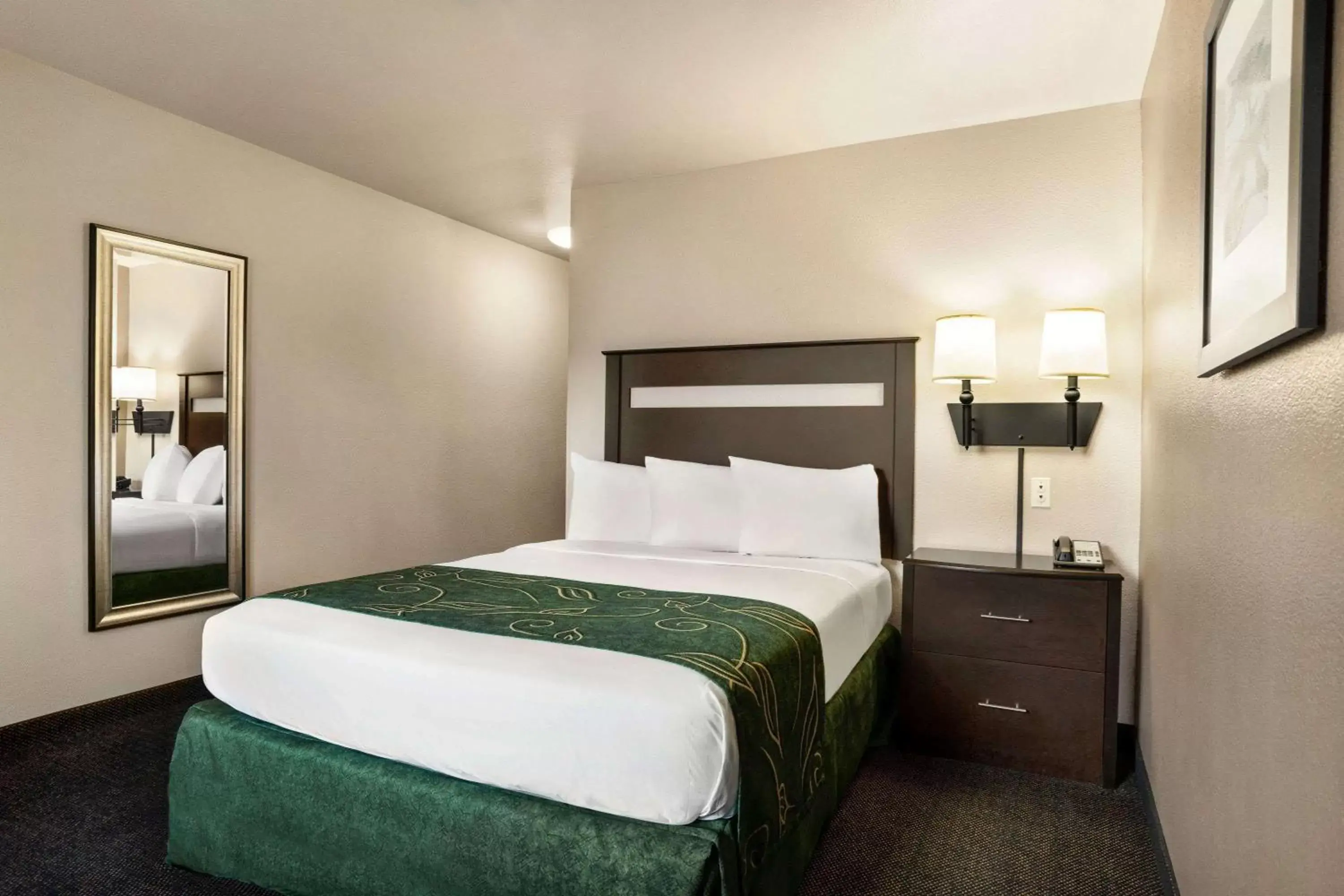 Deluxe Queen Room - Mobility Access/Non-Smoking in Travelodge by Wyndham Yuma