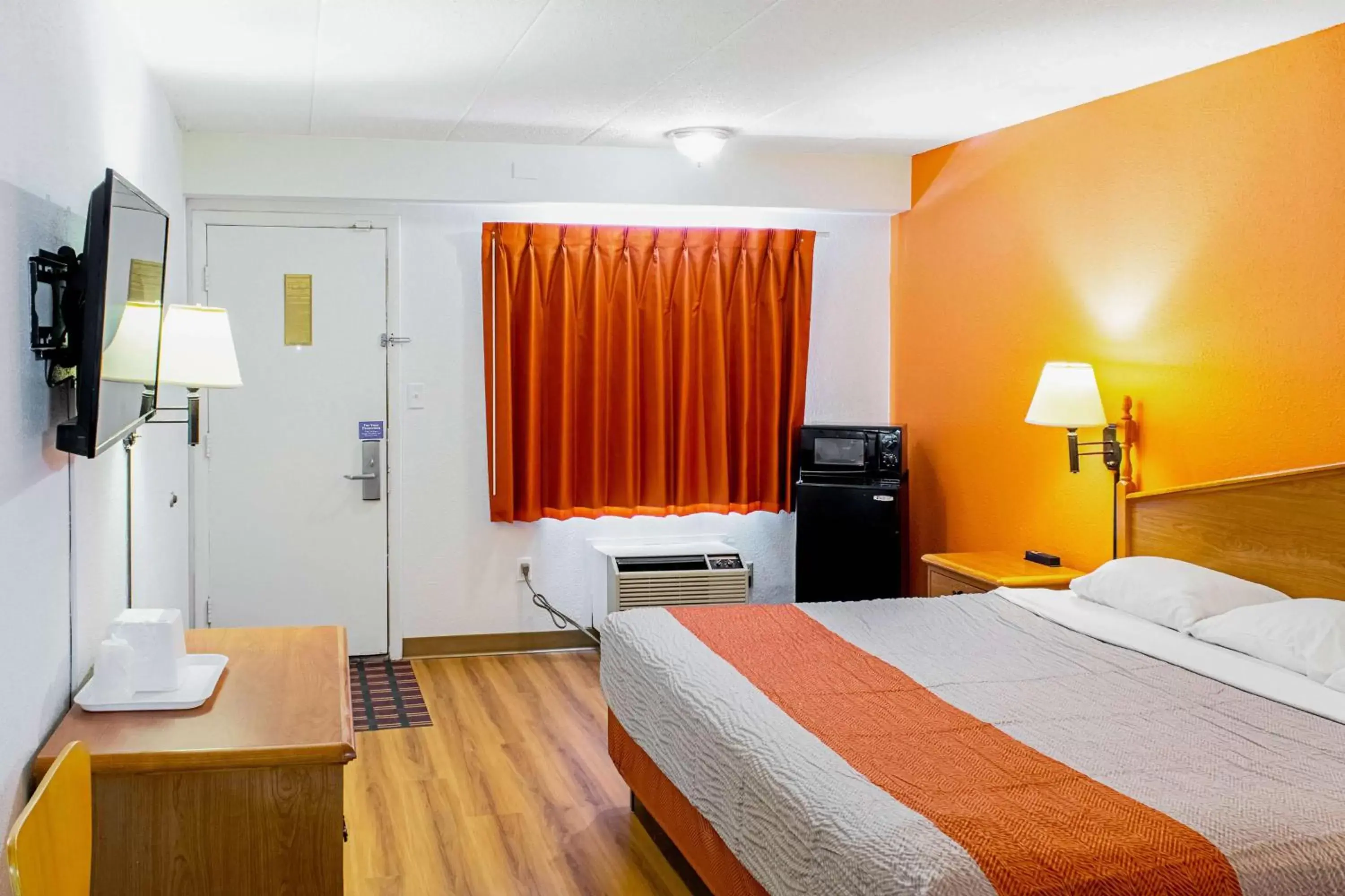 TV and multimedia, Bed in Motel 6-Cincinnati, OH