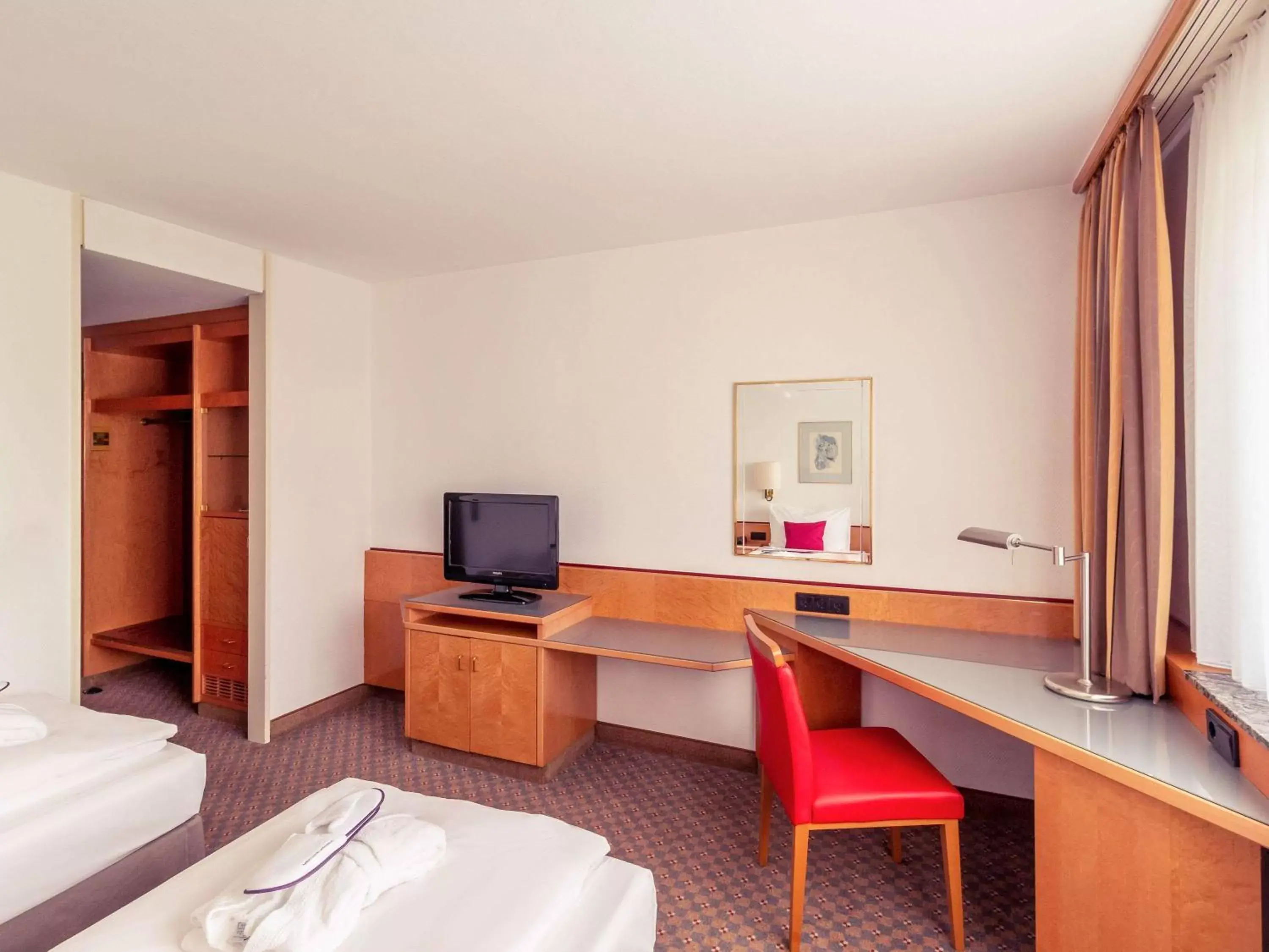 Photo of the whole room, TV/Entertainment Center in Mercure Hotel Köln City Friesenstraße