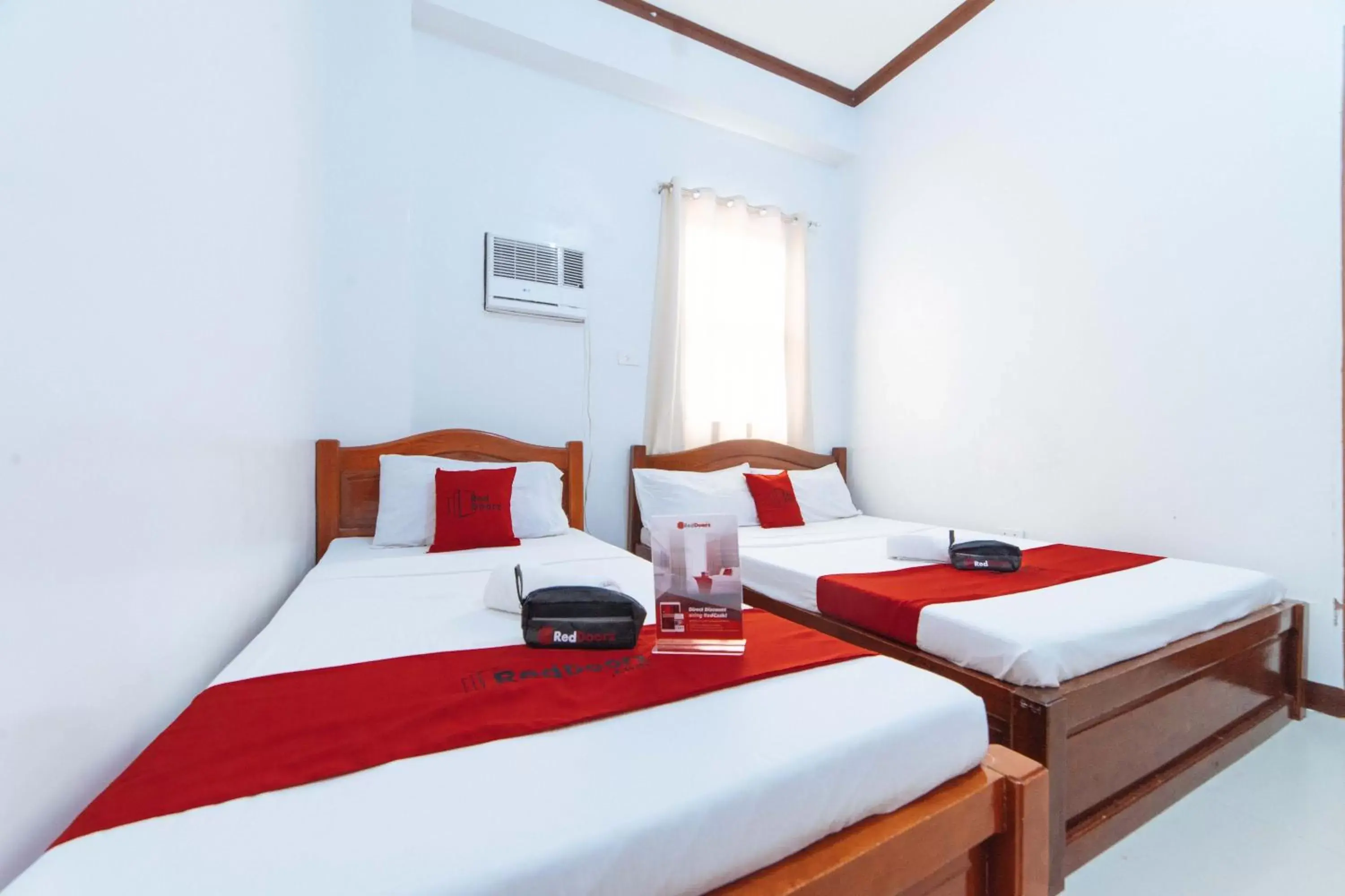 Photo of the whole room, Bed in RedDoorz @ D Maagma Street Photo of the whole room, Bed in RedDoorz @ D Maagma Street