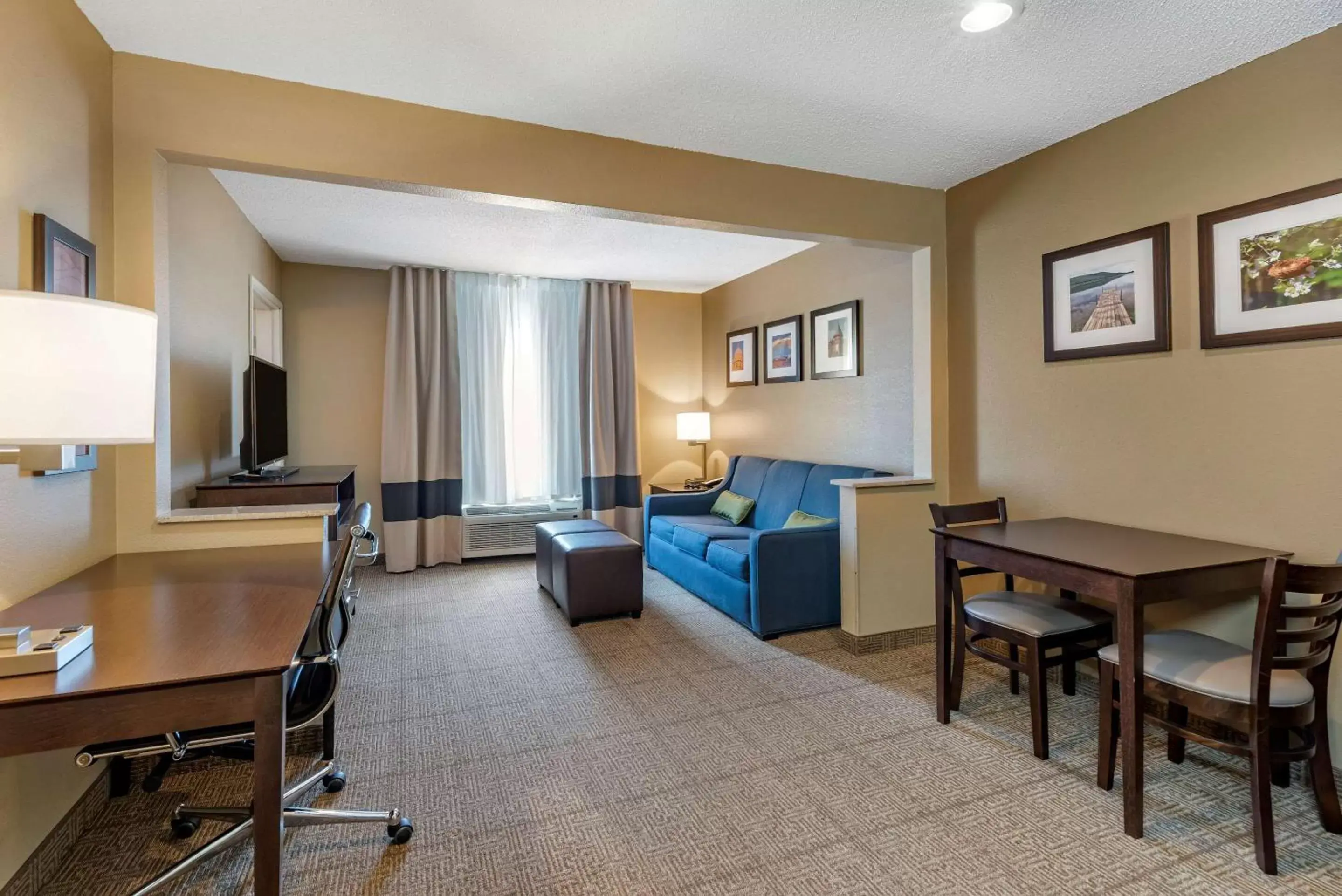 Photo of the whole room, Seating Area in Comfort Inn & Suites Bryant - Benton