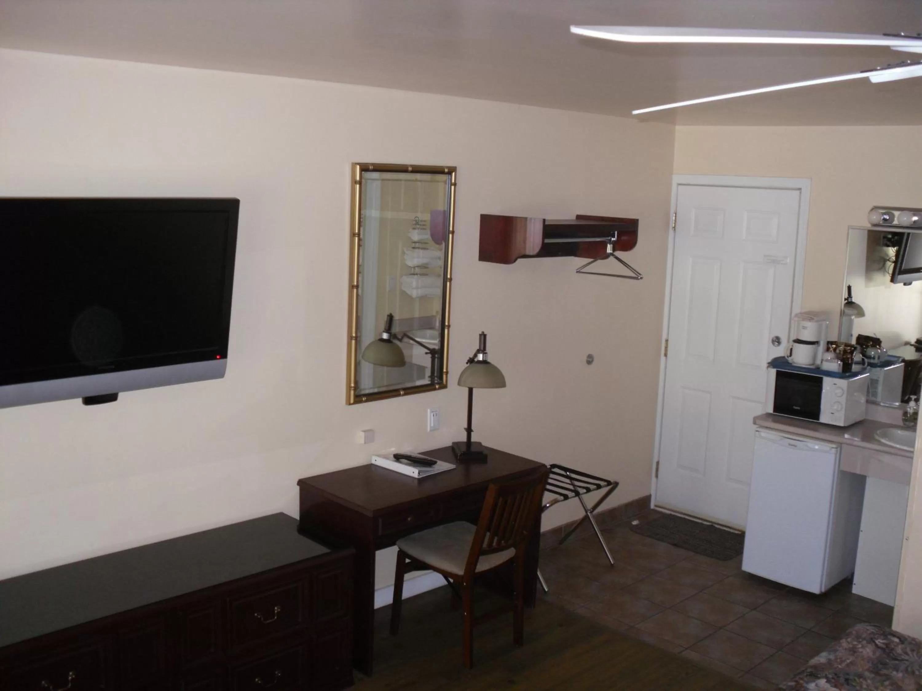 TV/Entertainment Center in Johnny's Motel