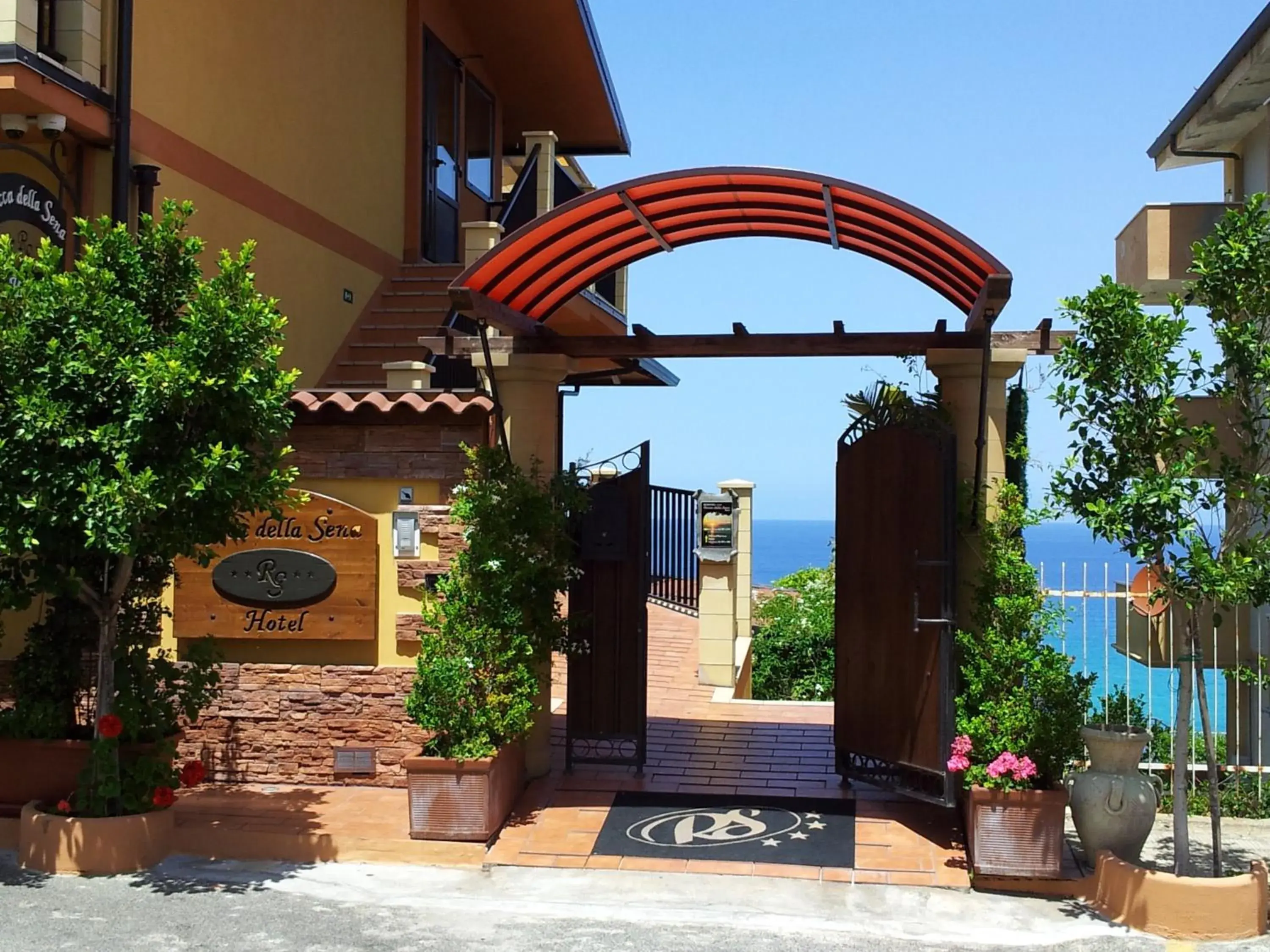 Facade/entrance, Property Building in Hotel Rocca Della Sena