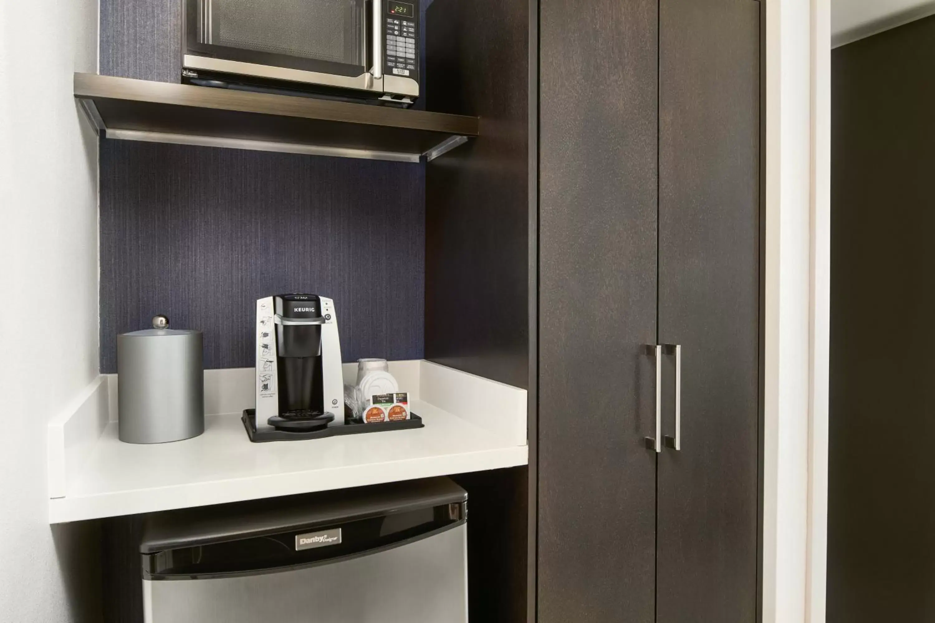 Photo of the whole room, Kitchen/Kitchenette in Holiday Inn Express Richmond - Midtown, an IHG Hotel