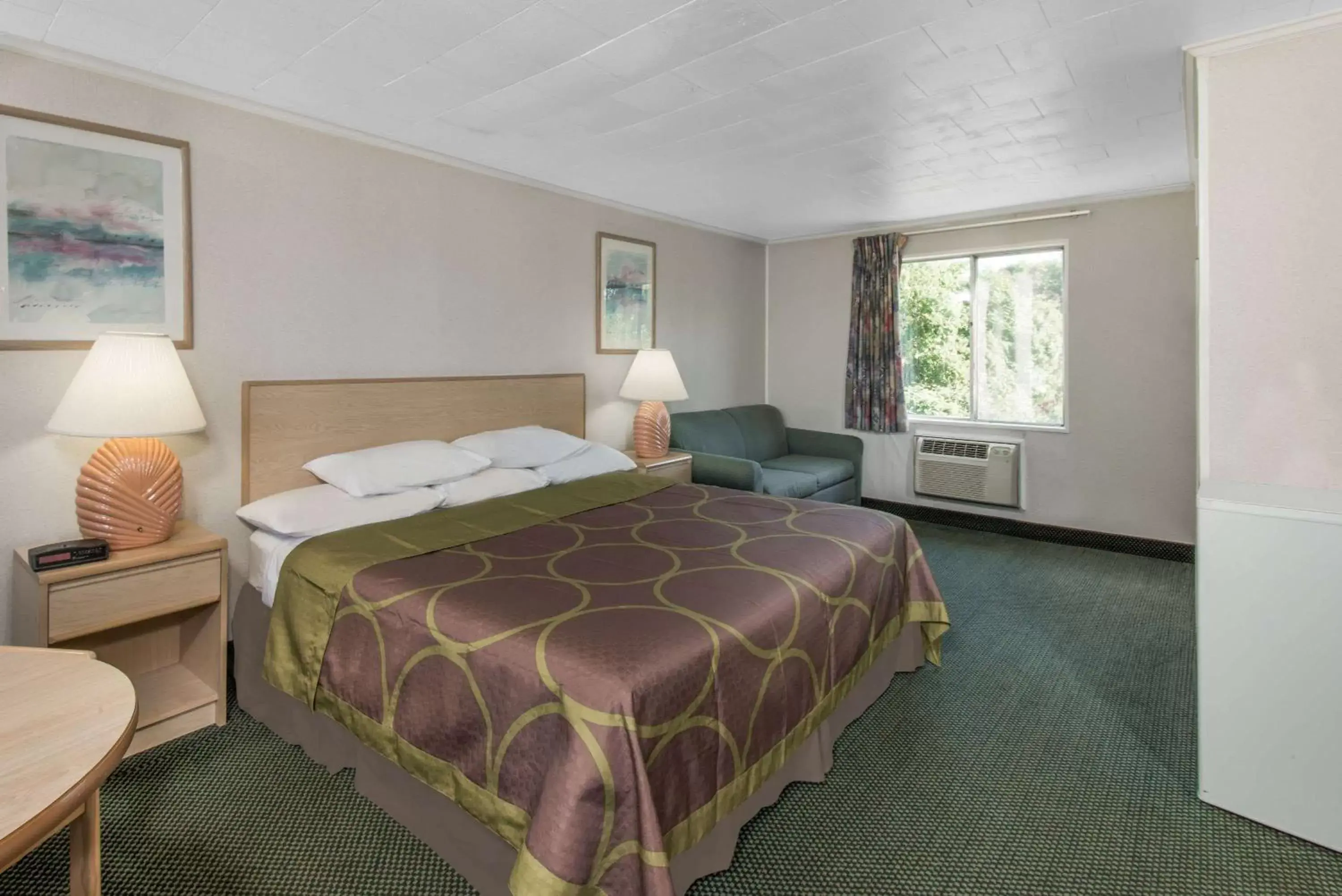 Photo of the whole room, Bed in Super 8 by Wyndham W Yarmouth Hyannis/Cape Cod