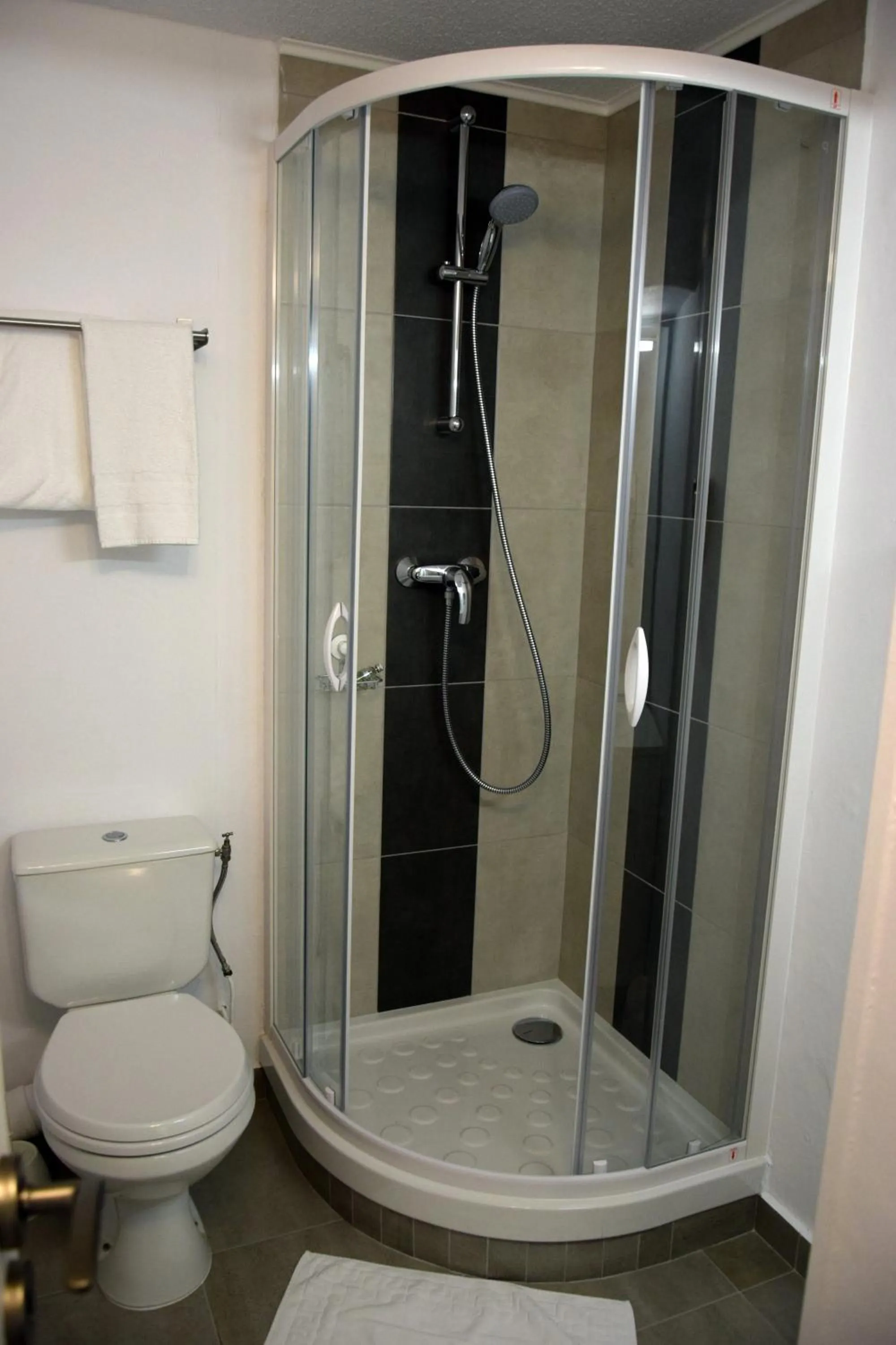 Bathroom in Contact Hotel Le Seino Marin - Cléon Elbeuf Rouen