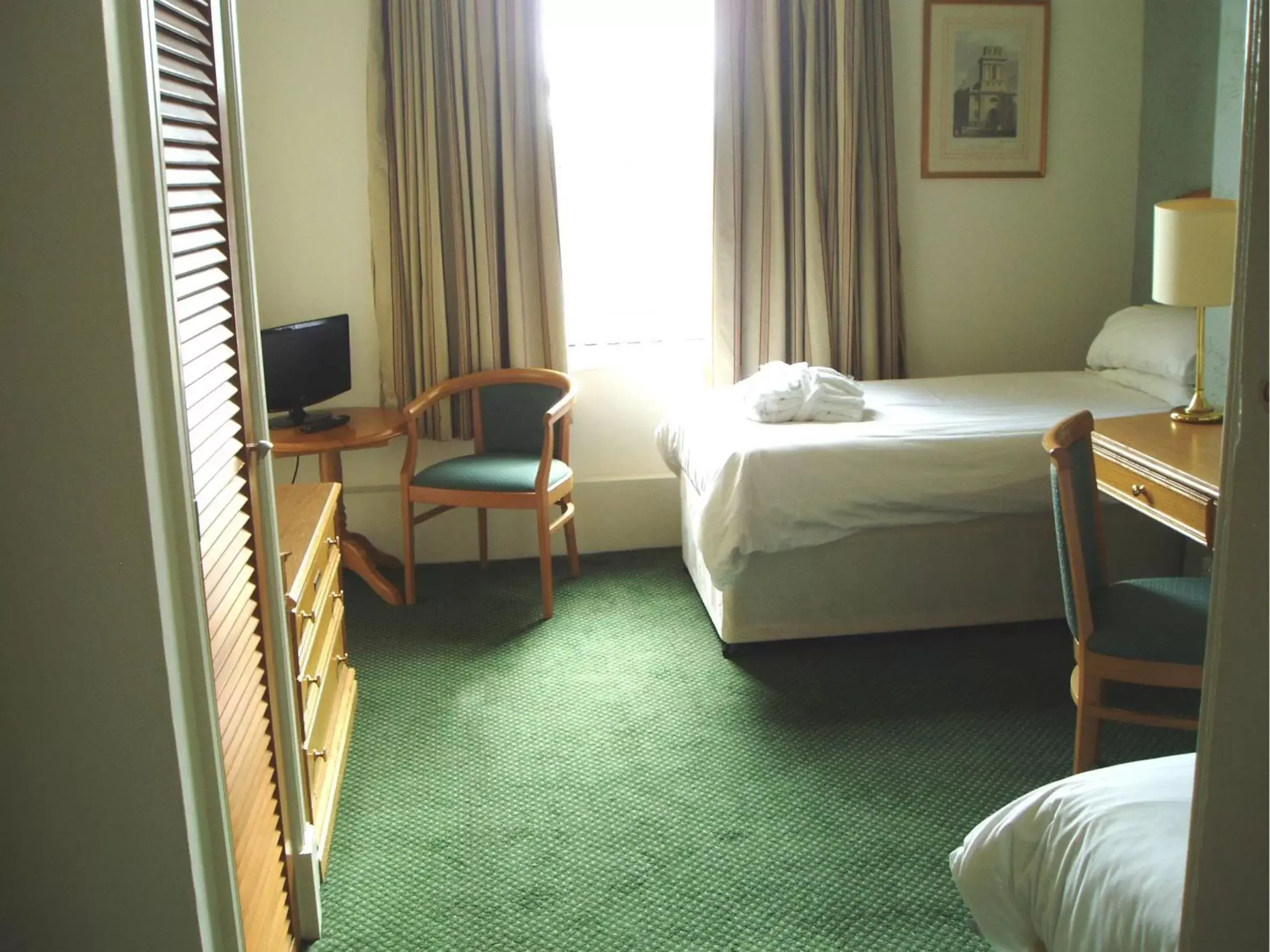 Bedroom, Bed in The Golf Hotel