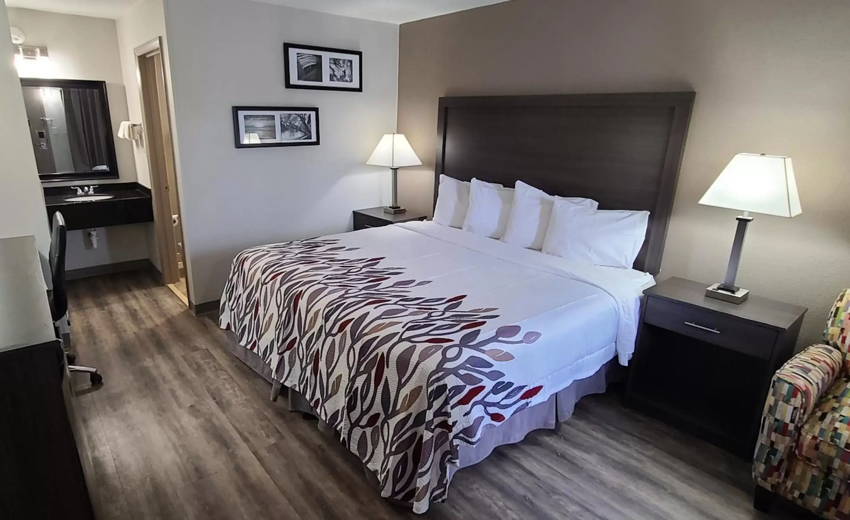 Bedroom, Bed in Red Roof Inn & Suites Duncan