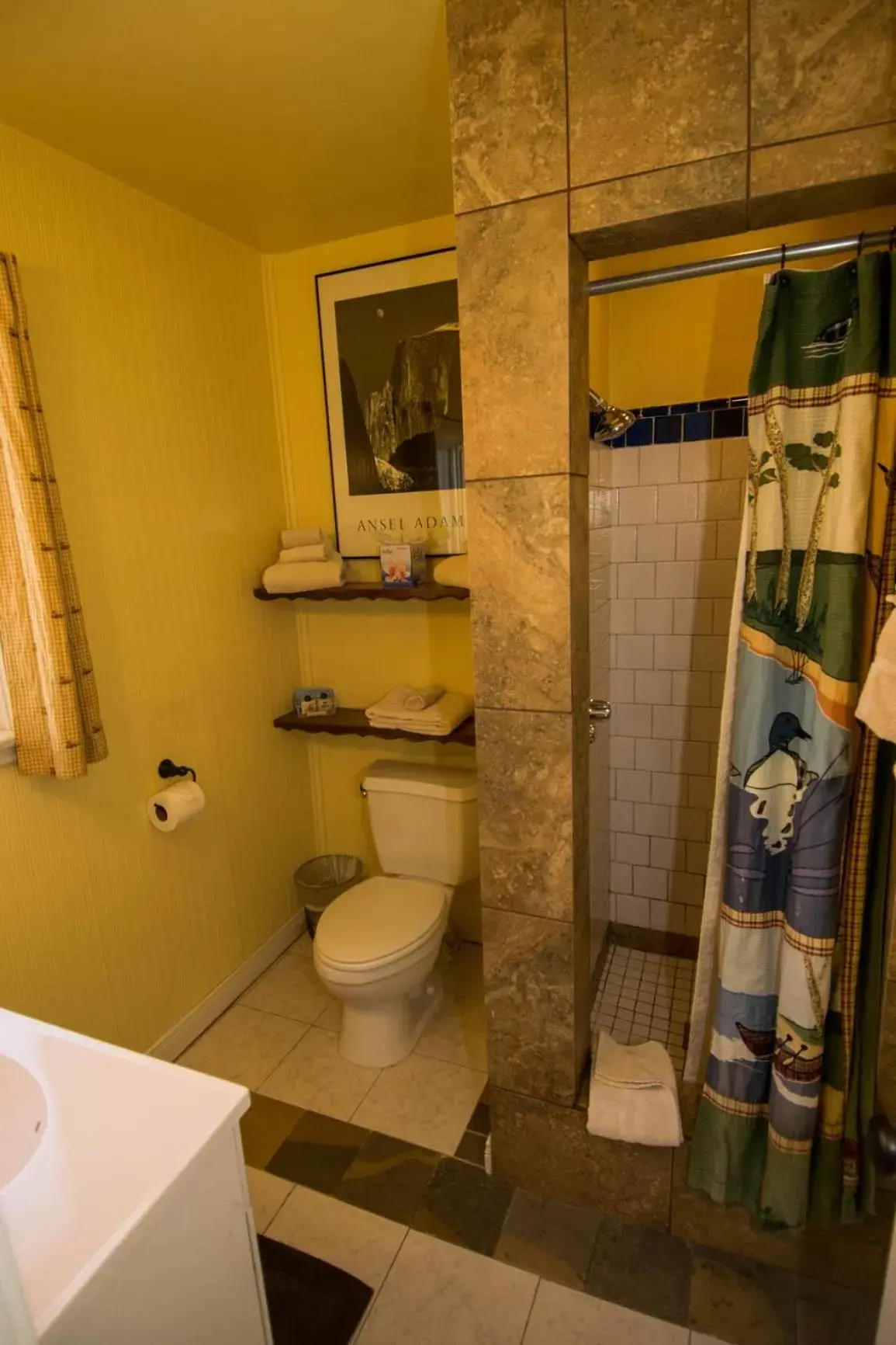 Bathroom in Hillcrest Suites & Cabins