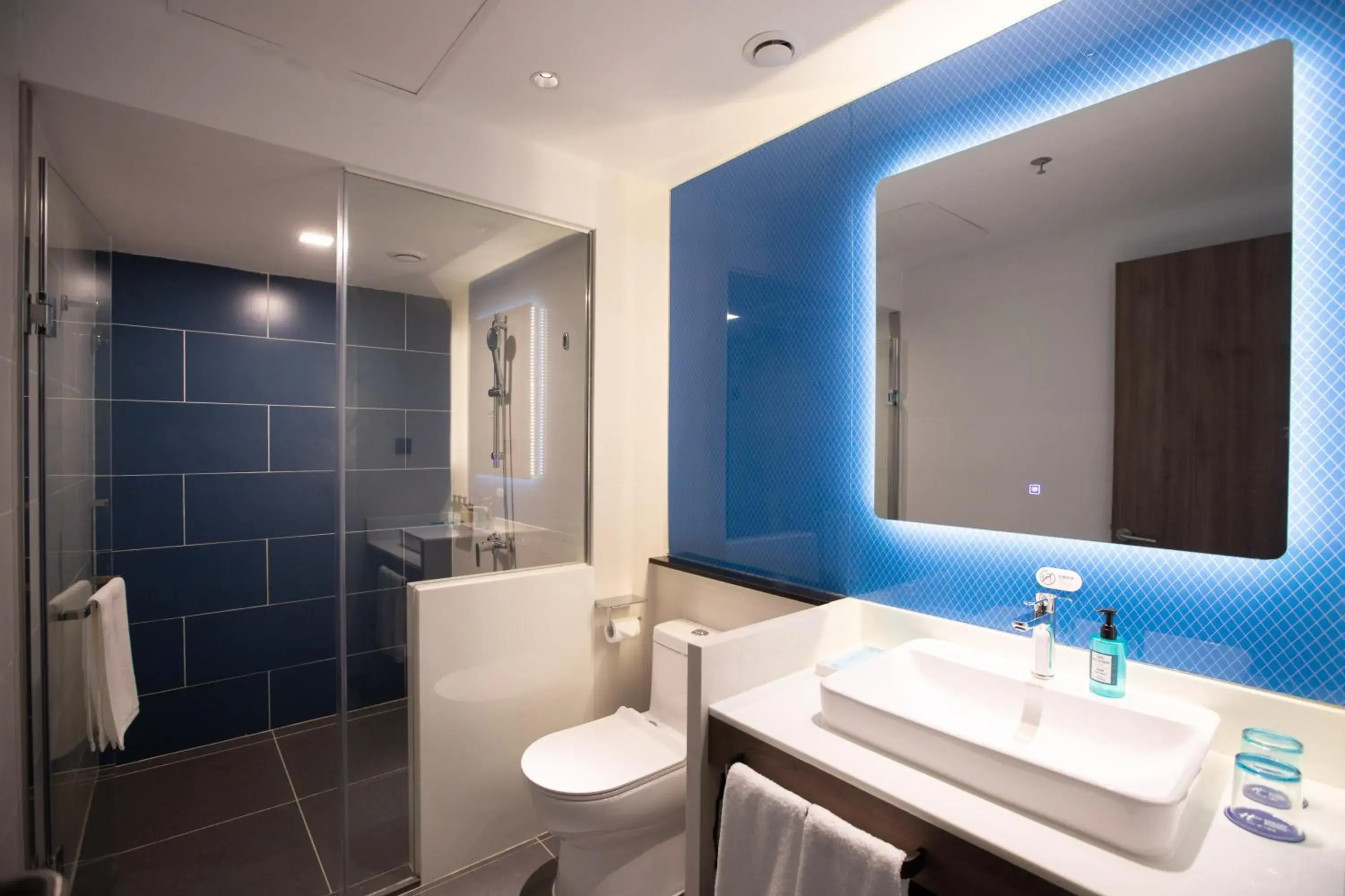 Toilet, Bathroom in Holiday Inn Express Shantou City Center, an IHG Hotel