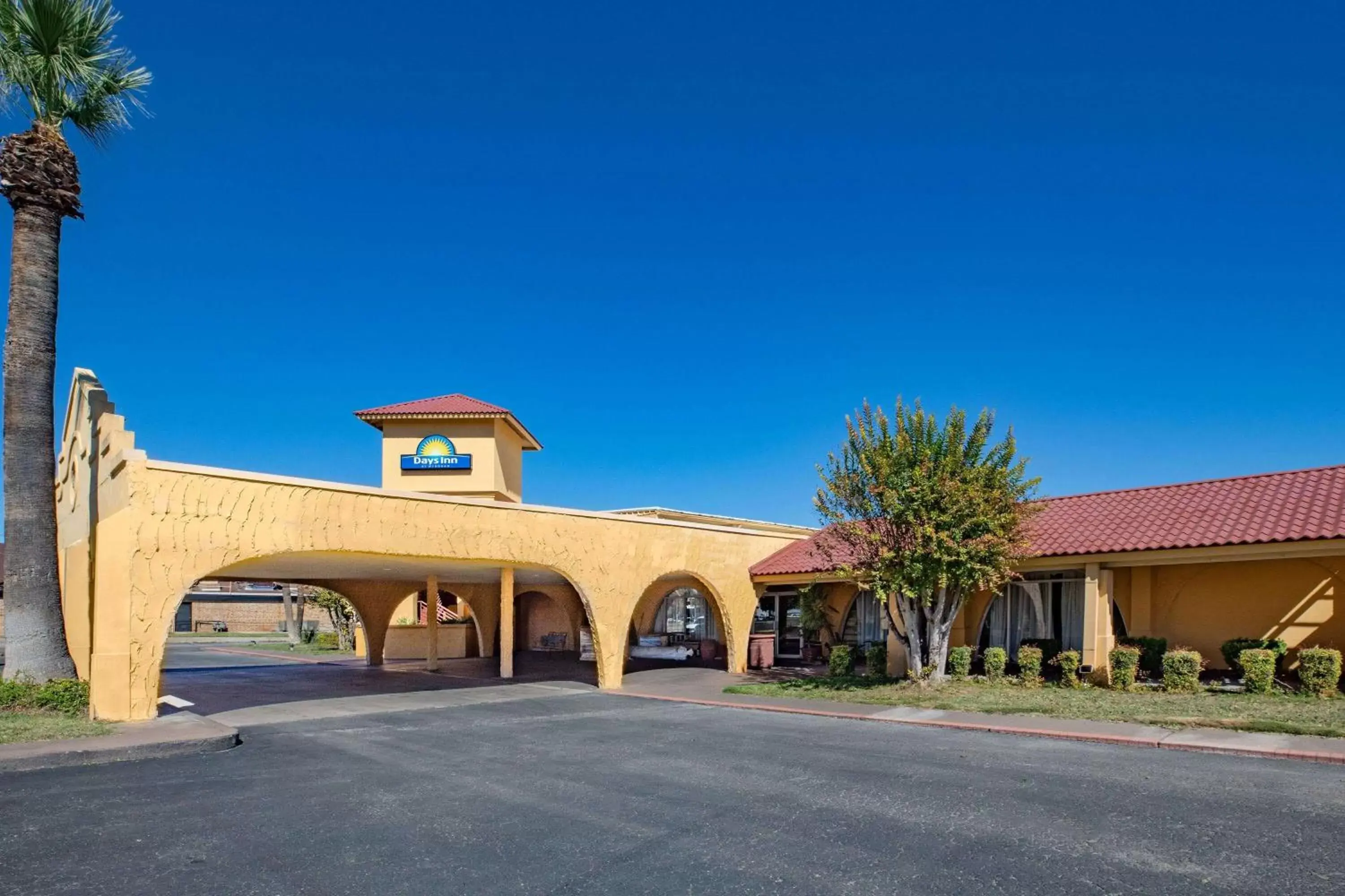 Property Building in Days Inn by Wyndham Del Rio