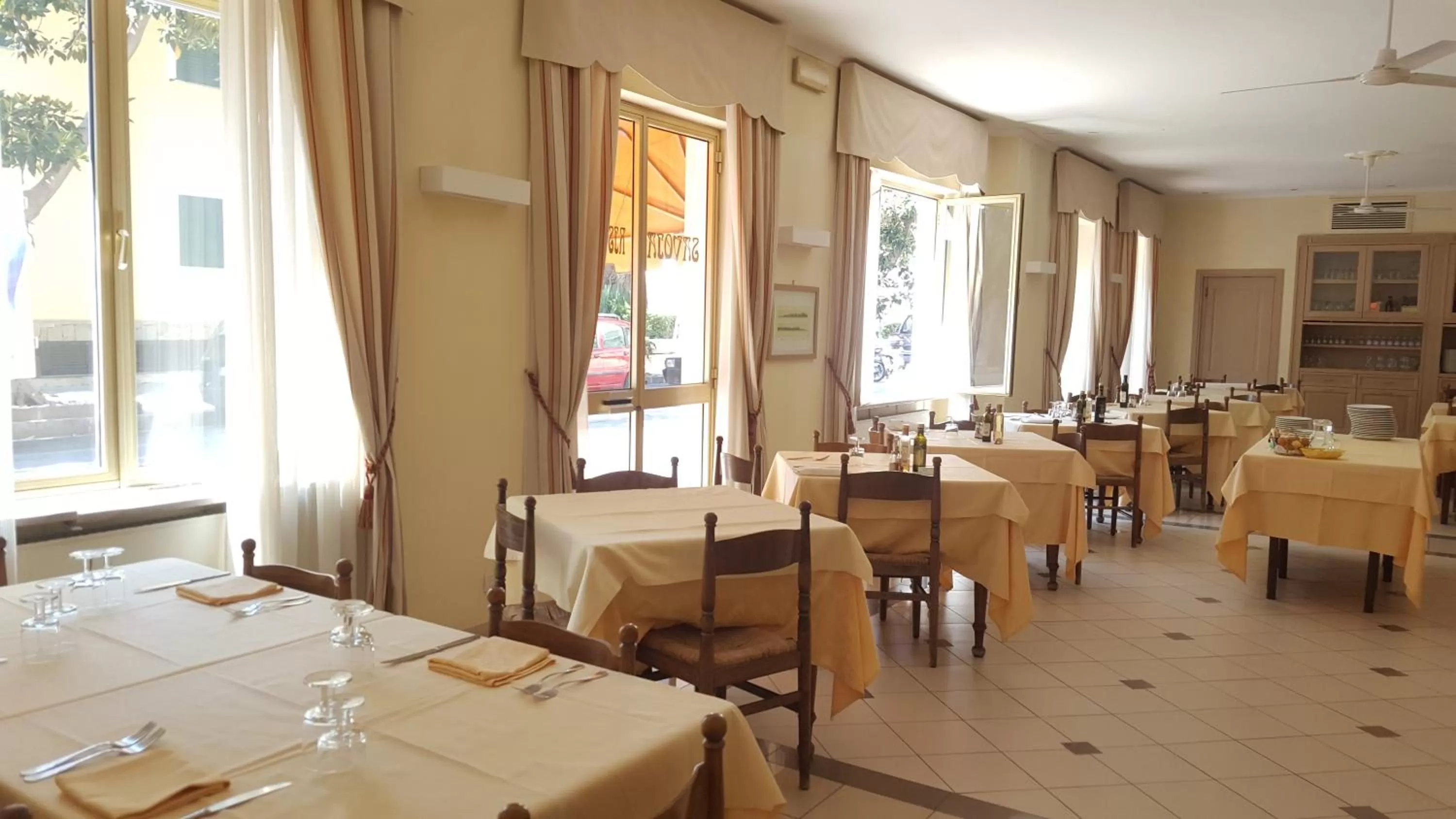 Restaurant/places to eat in Albergo Savoia