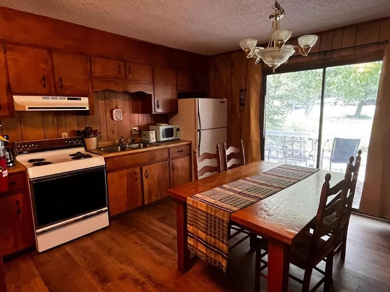 Kitchen or kitchenette, Kitchen/Kitchenette in Meadowlark Motel with Restaurant & Bar