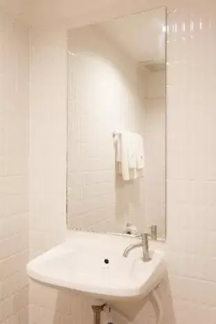 Shower, Bathroom in Hotel PAPA Bangkok Siriraj