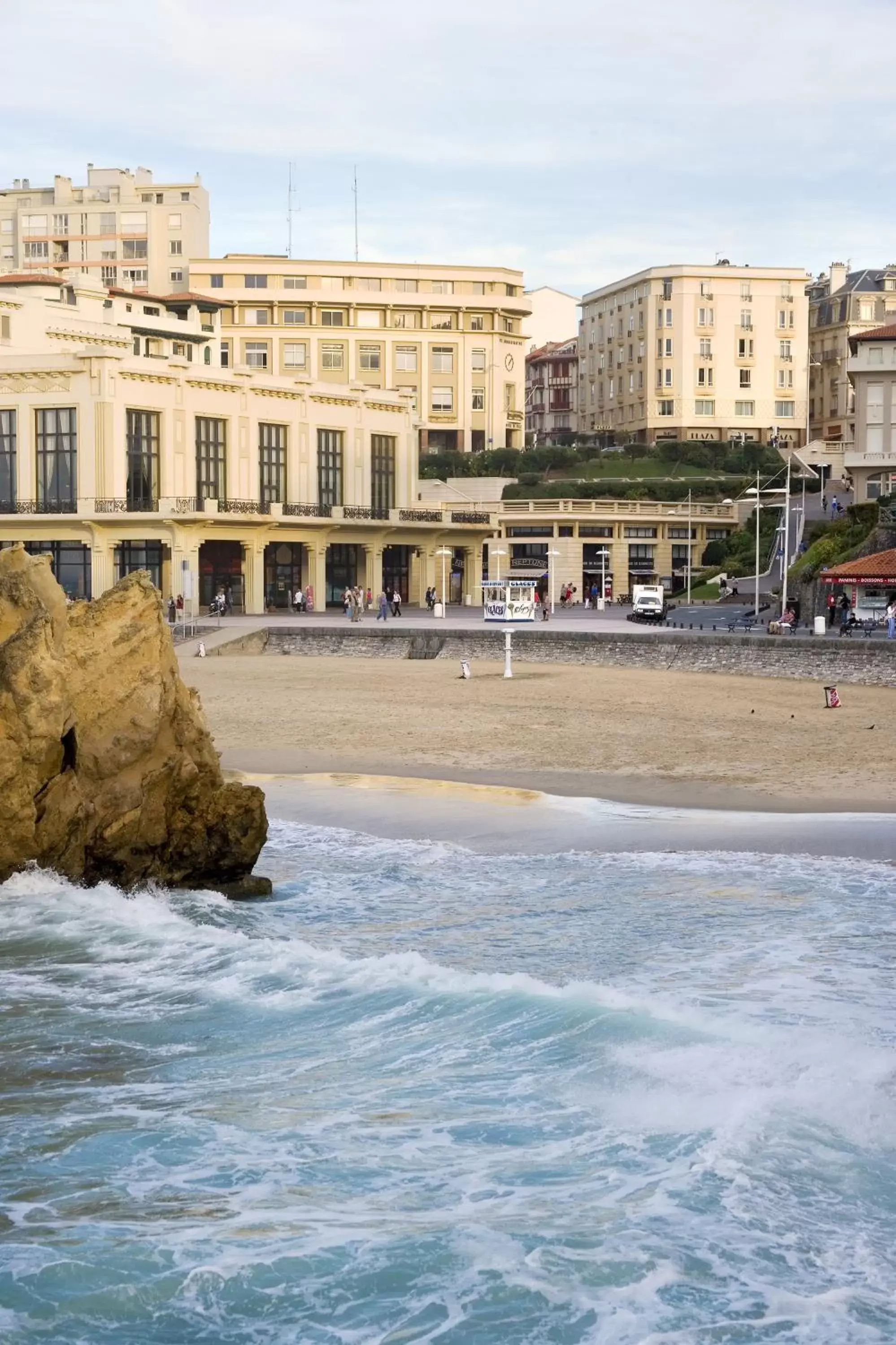 Facade/entrance, Beach in Mercure Plaza Biarritz Centre