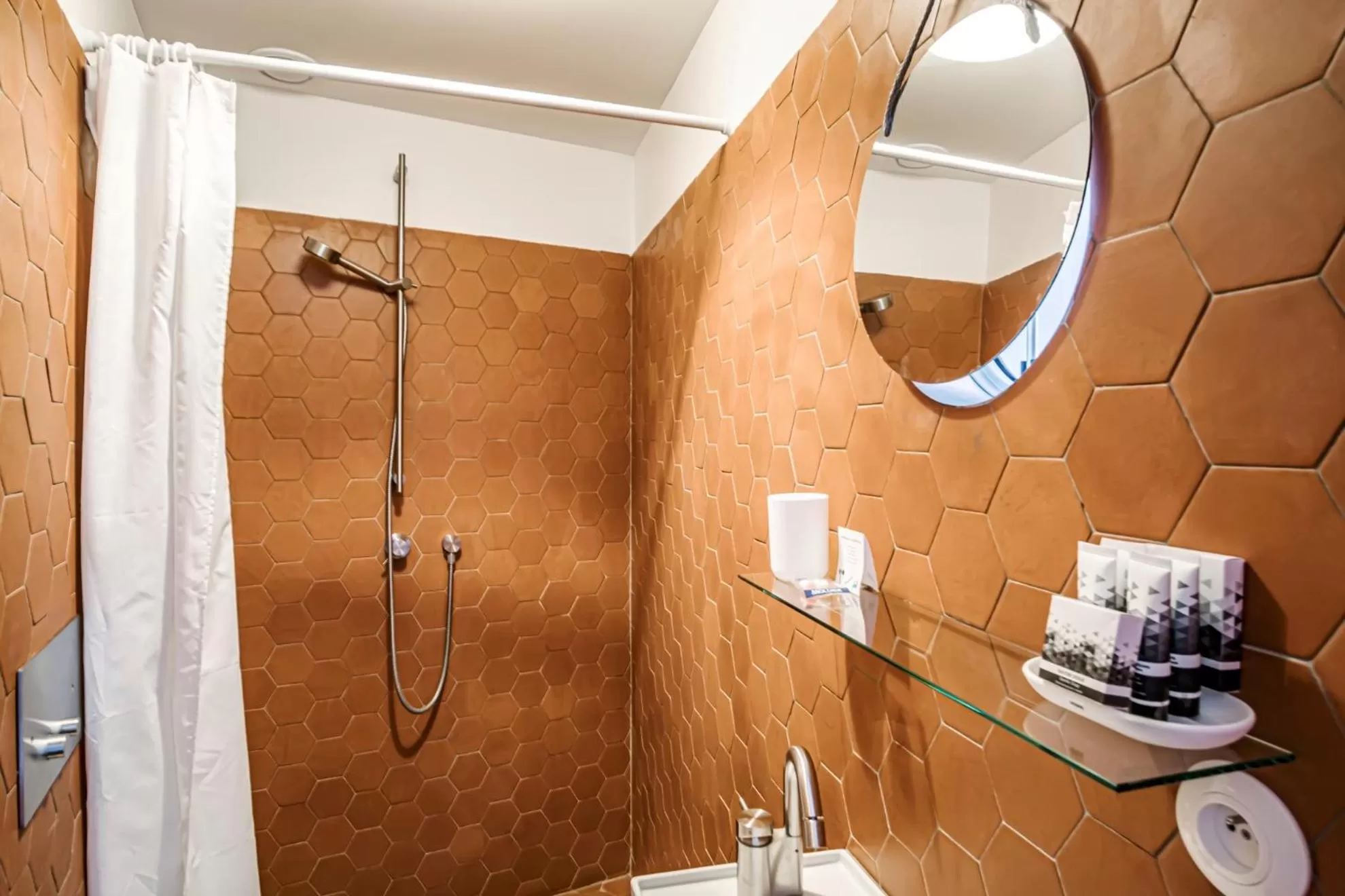 Bathroom in Hôtel La Reine Jane