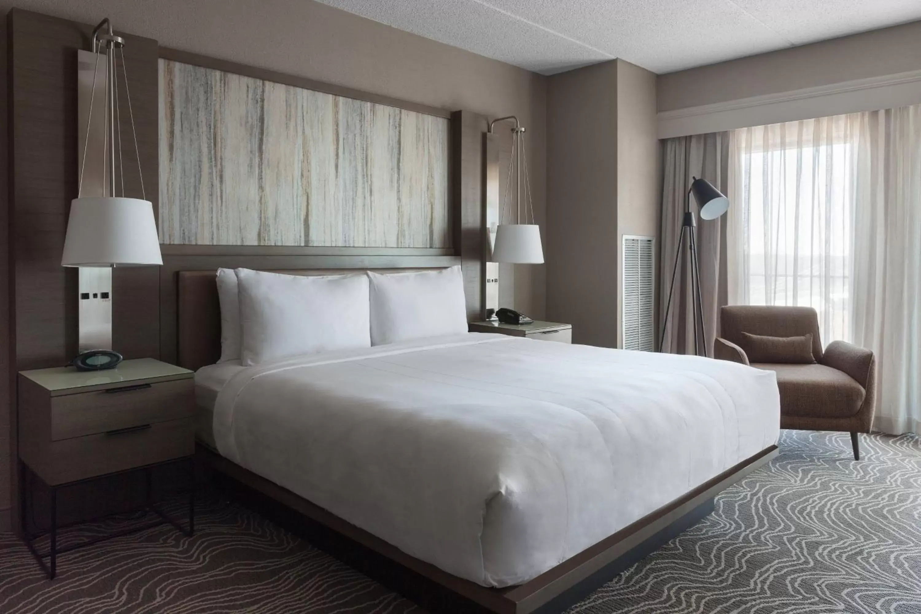 Bedroom, Bed in Marriott Savannah Riverfront