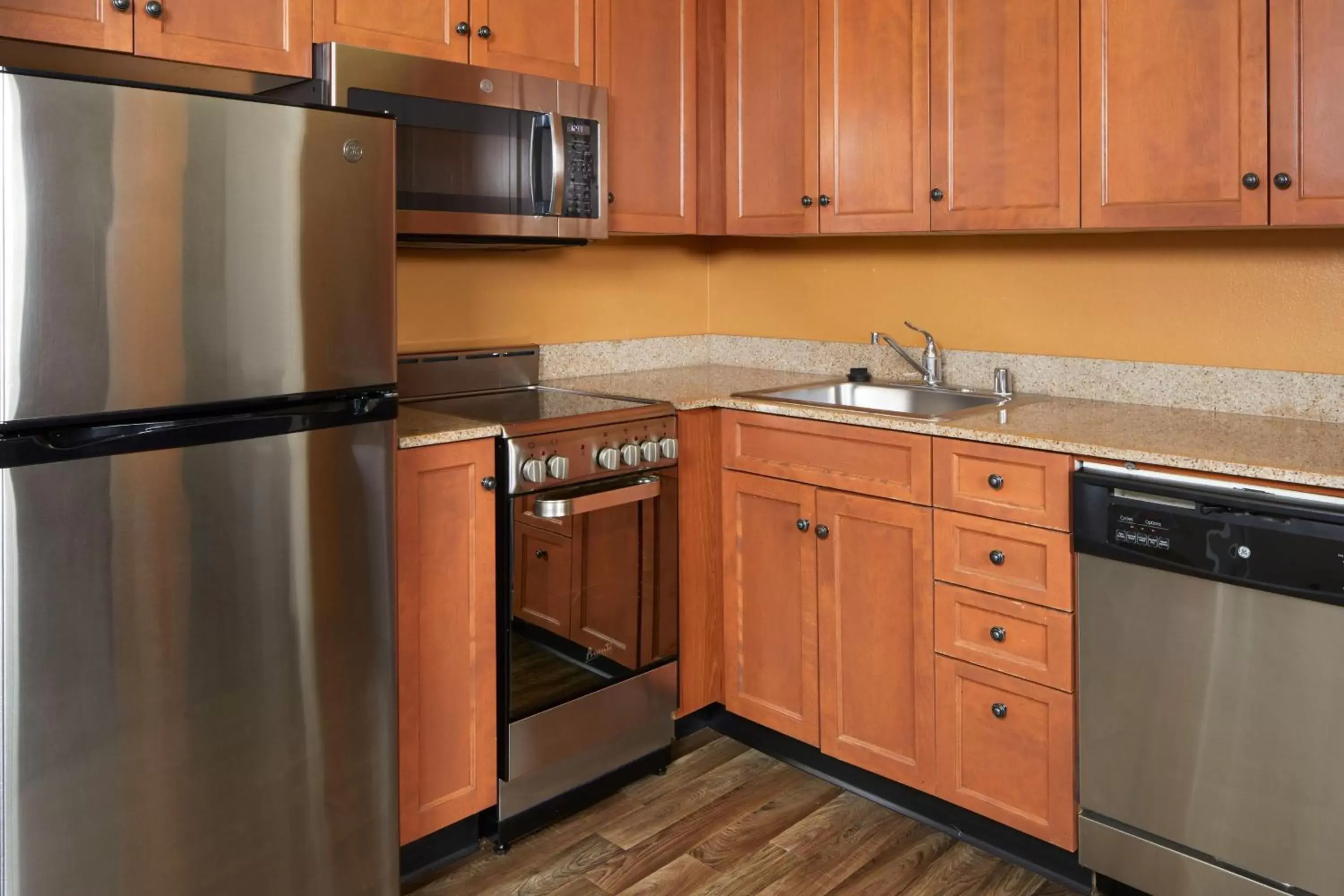 Bedroom, Kitchen/Kitchenette in TownePlace Suites by Marriott Ontario Airport